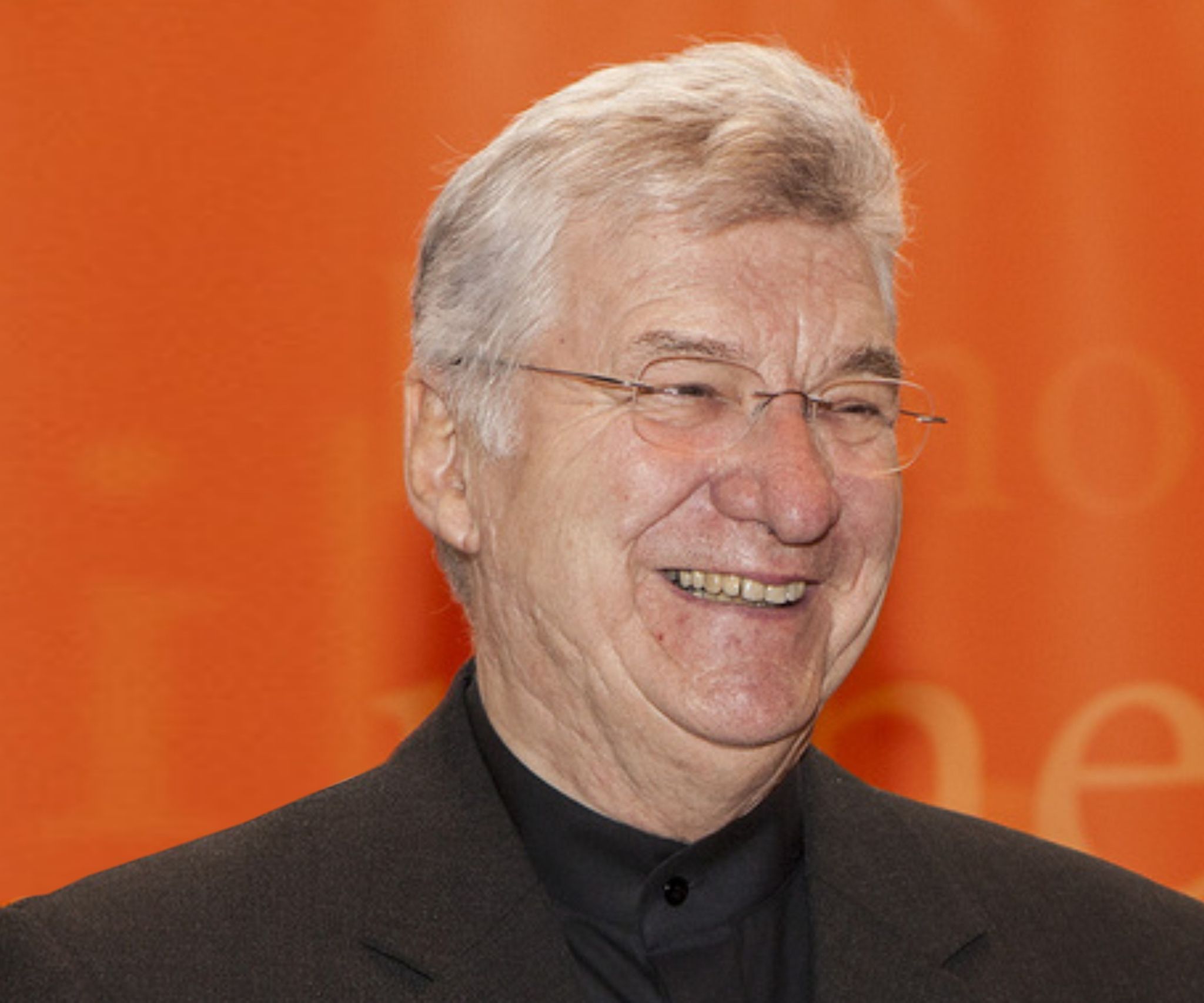 In St. Arbogast übernimmt Msgn. Rudl Bischof von George die Erzählerrolle in „Und ewig singen – und erzählen – die Wälder“.