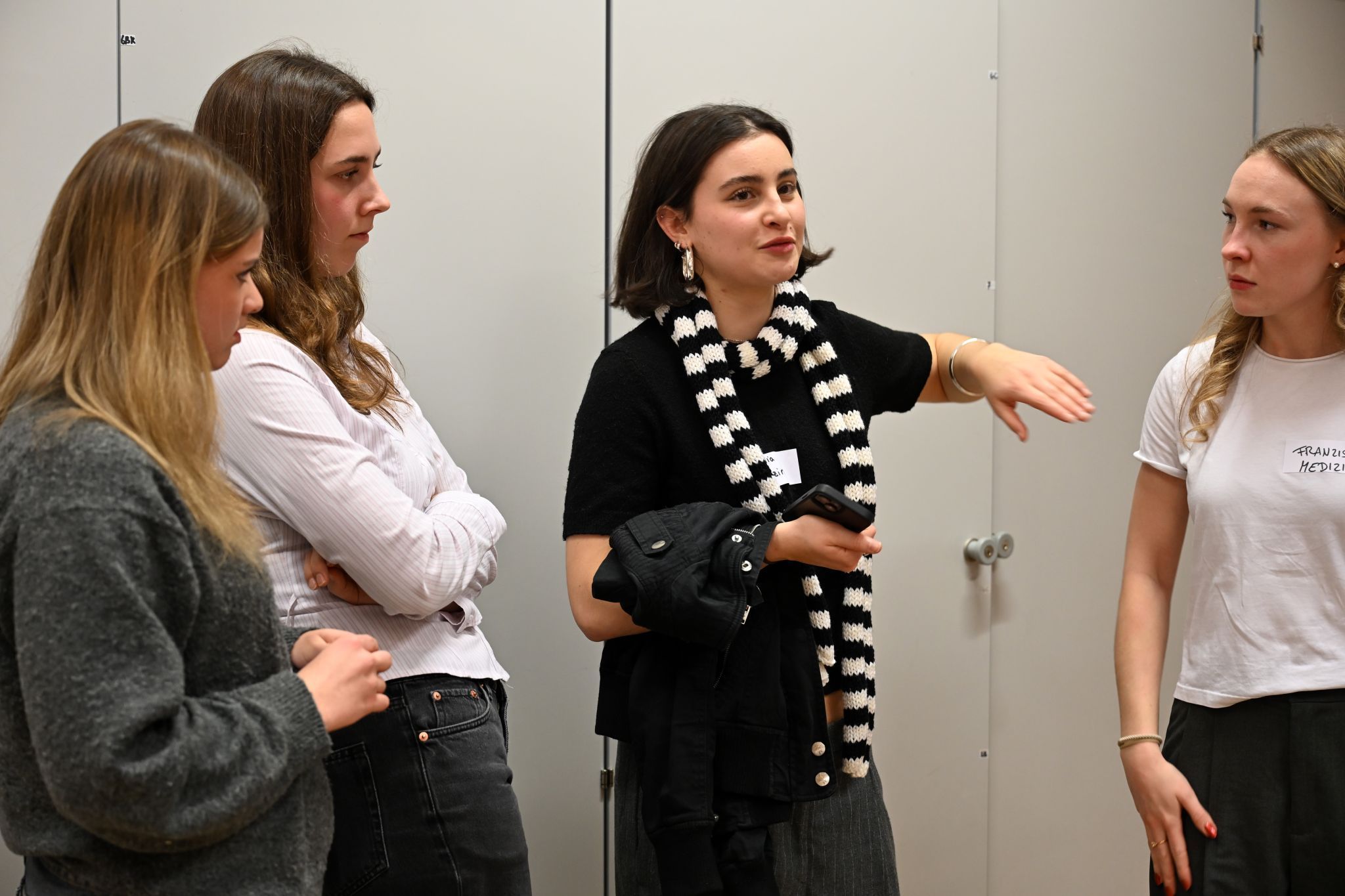 Gespannt verfolgten die Maturantinnen die Ausführungen der Studentinnen.