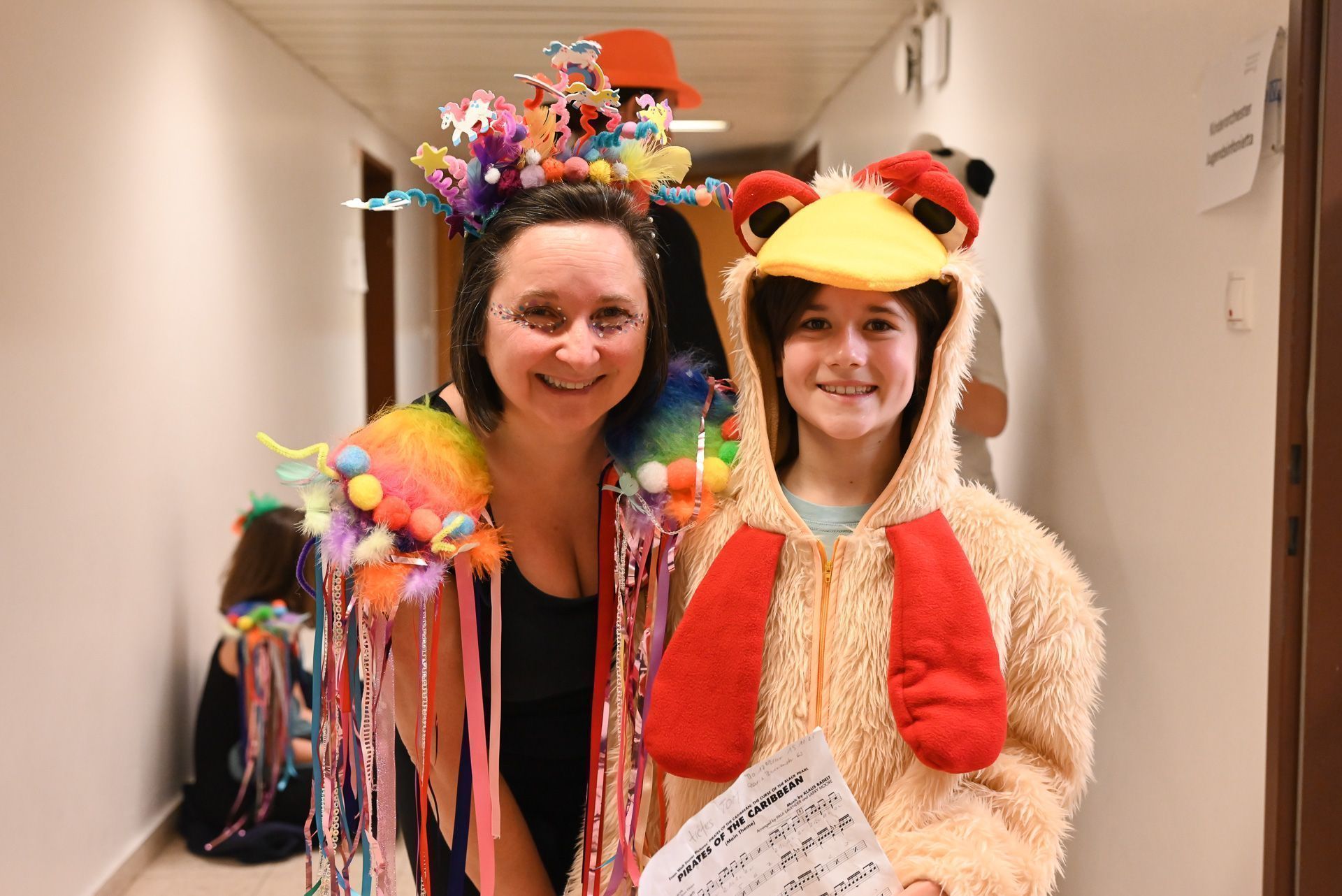 Warteten gespannt auf ihren Auftritt: Tänzerin Sabine mit Schlagwerker Samuel.