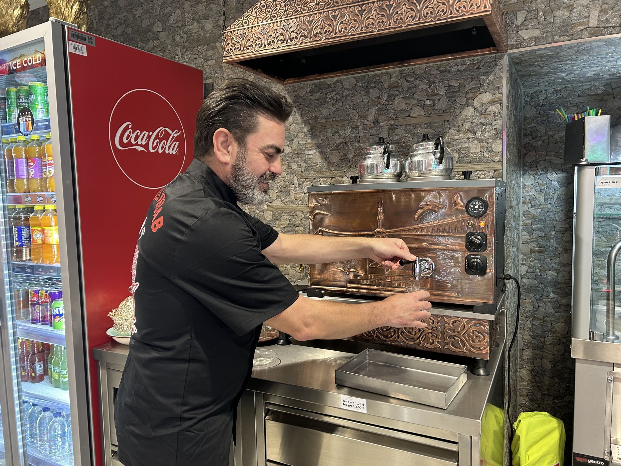 1 Bildschirm mit Livekamera 2 Bistro von außen 5 eigenes Brot 7 Roboter schneiden das Flesich 9 herrliche Tees 10 selbst gemachter Ayran (Bildergalerie)