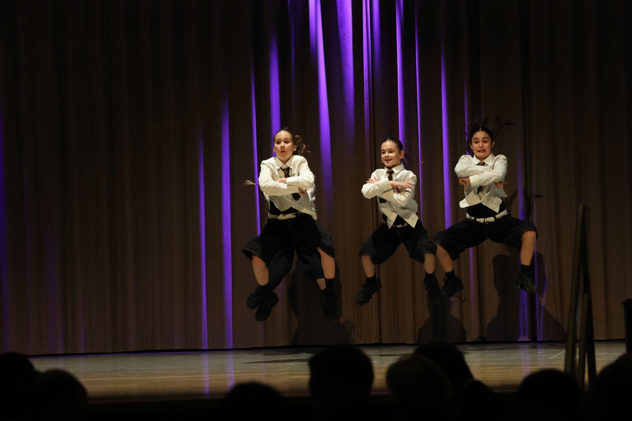 Viel Sprungkraft beweisen diese drei Mädchen.