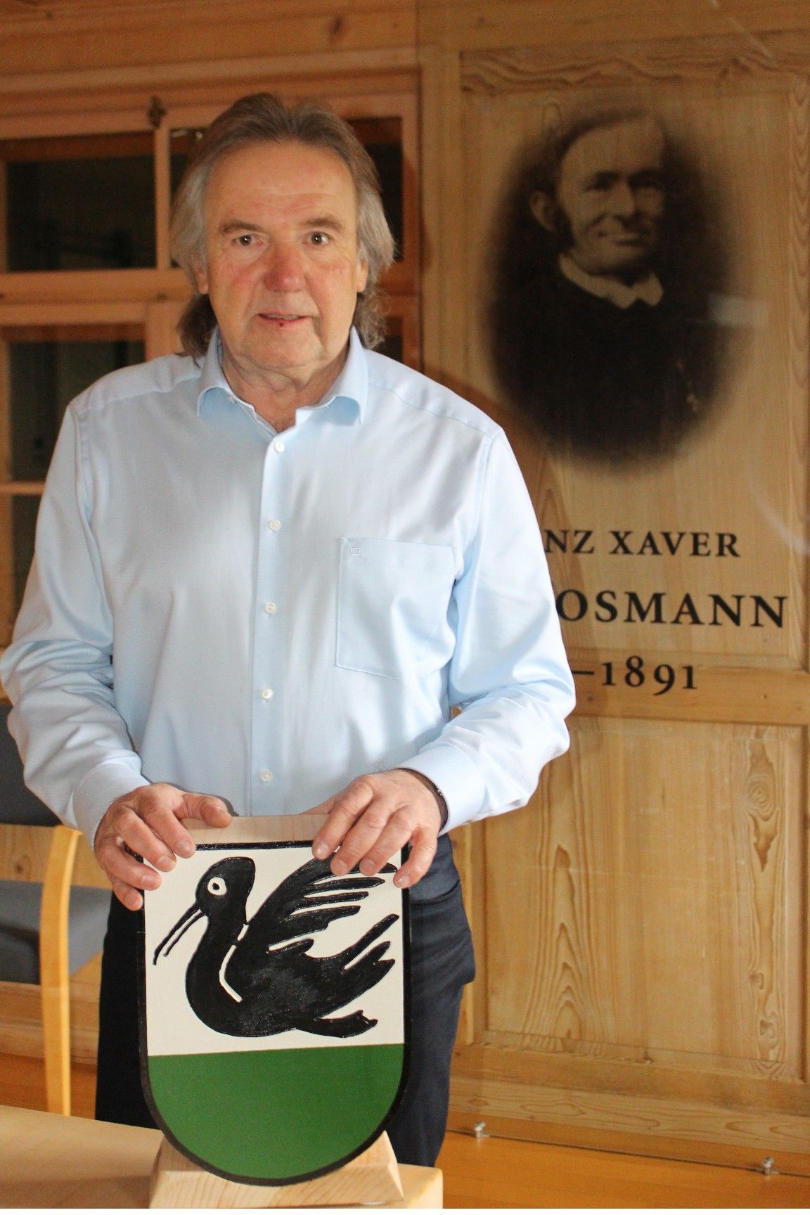 Von einem guten Freund bekam der Neo-Bürgermeister ein originelles Einstandsgeschenk - das Schnepfauer Wappen als Holzschnitzerei.