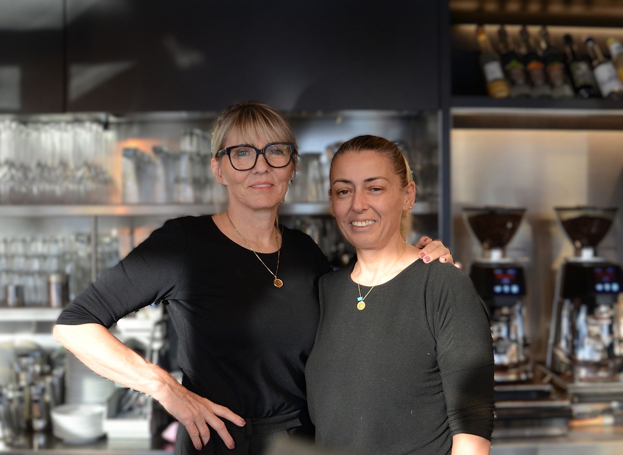 Sükran fühlt sich von ihrer Chefin Ulrike Blum (l.) verstanden und unterstützt. HRJ