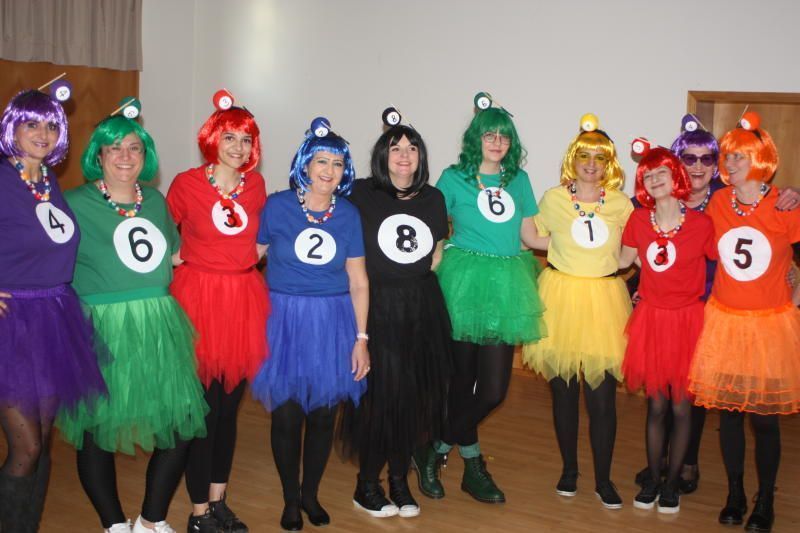 Poolbillard-Motto der zehn hübschen Frauen.