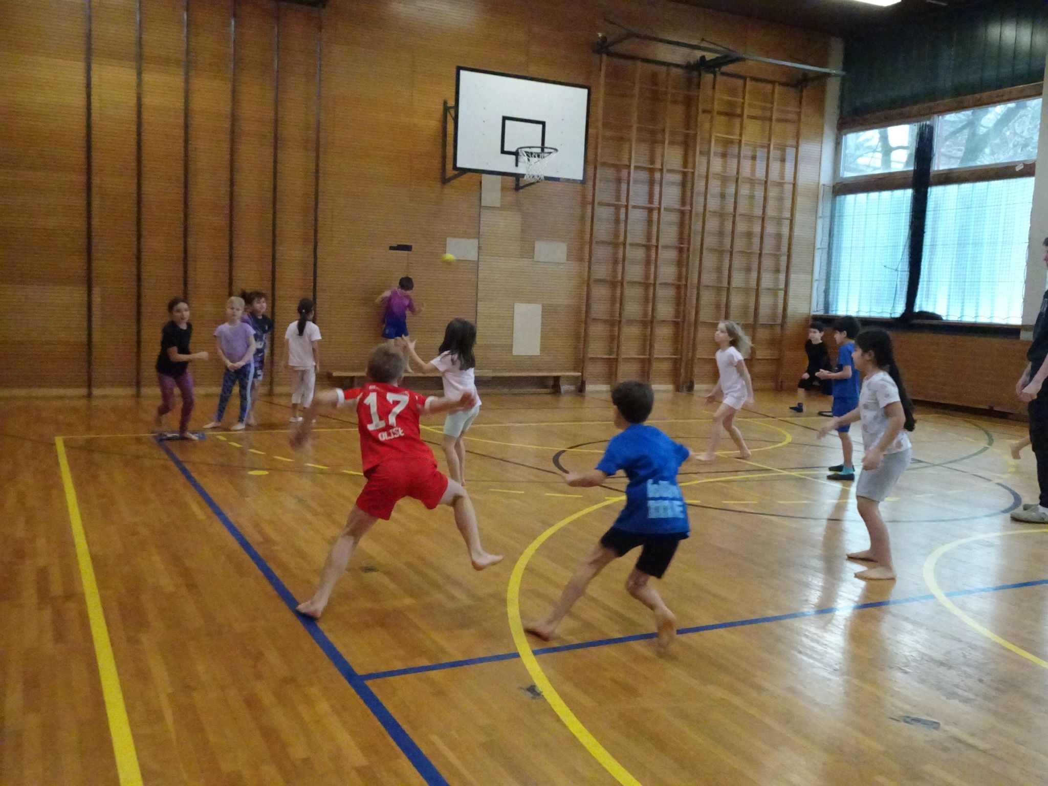 Im Turnsaal herrschte eine Stunde lang Baseballfieber. 