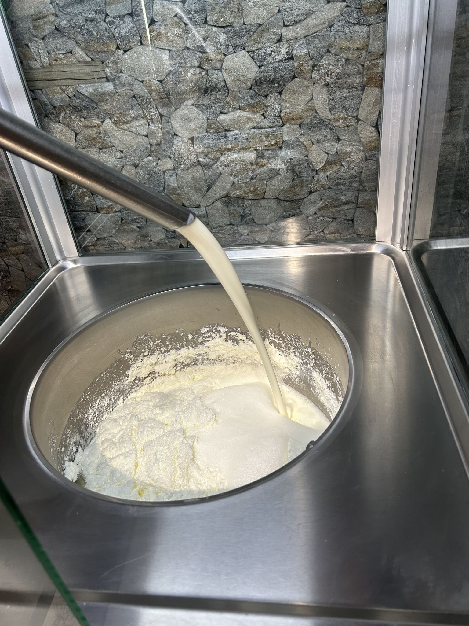 1 Bildschirm mit Livekamera 2 Bistro von außen 5 eigenes Brot 7 Roboter schneiden das Flesich 9 herrliche Tees 10 selbst gemachter Ayran (Bildergalerie)