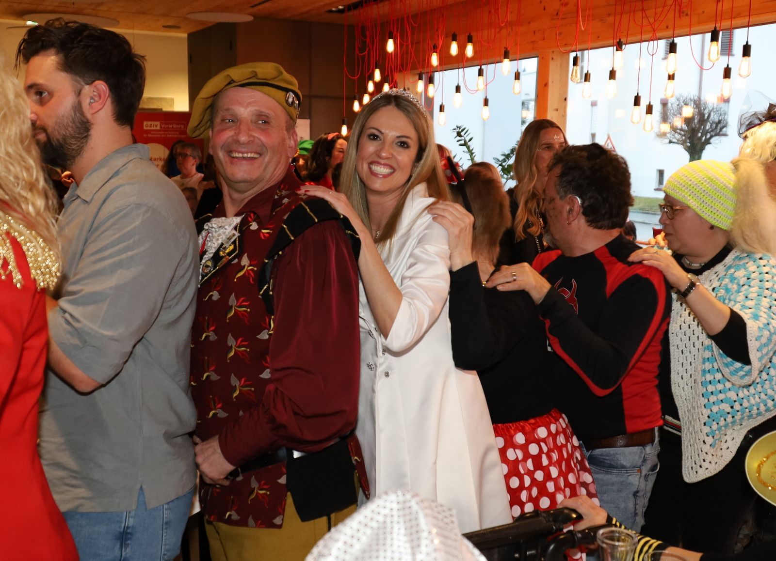 Prinzessin Tanja und Ritter Anton mitten in der Polonäse