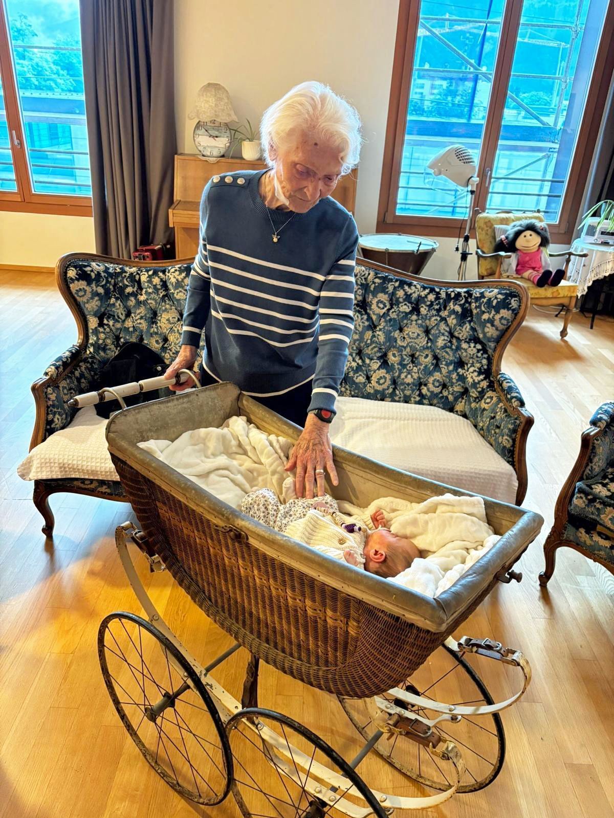 Jeden Abend nimmt sich Klara Niedermair Zeit für ihre Familie. Sie spricht ein Gebet, besprengt symbolisch jedes Familienmitglied mit Weihwasser – und denkt an alle, die zu ihr gehören. 