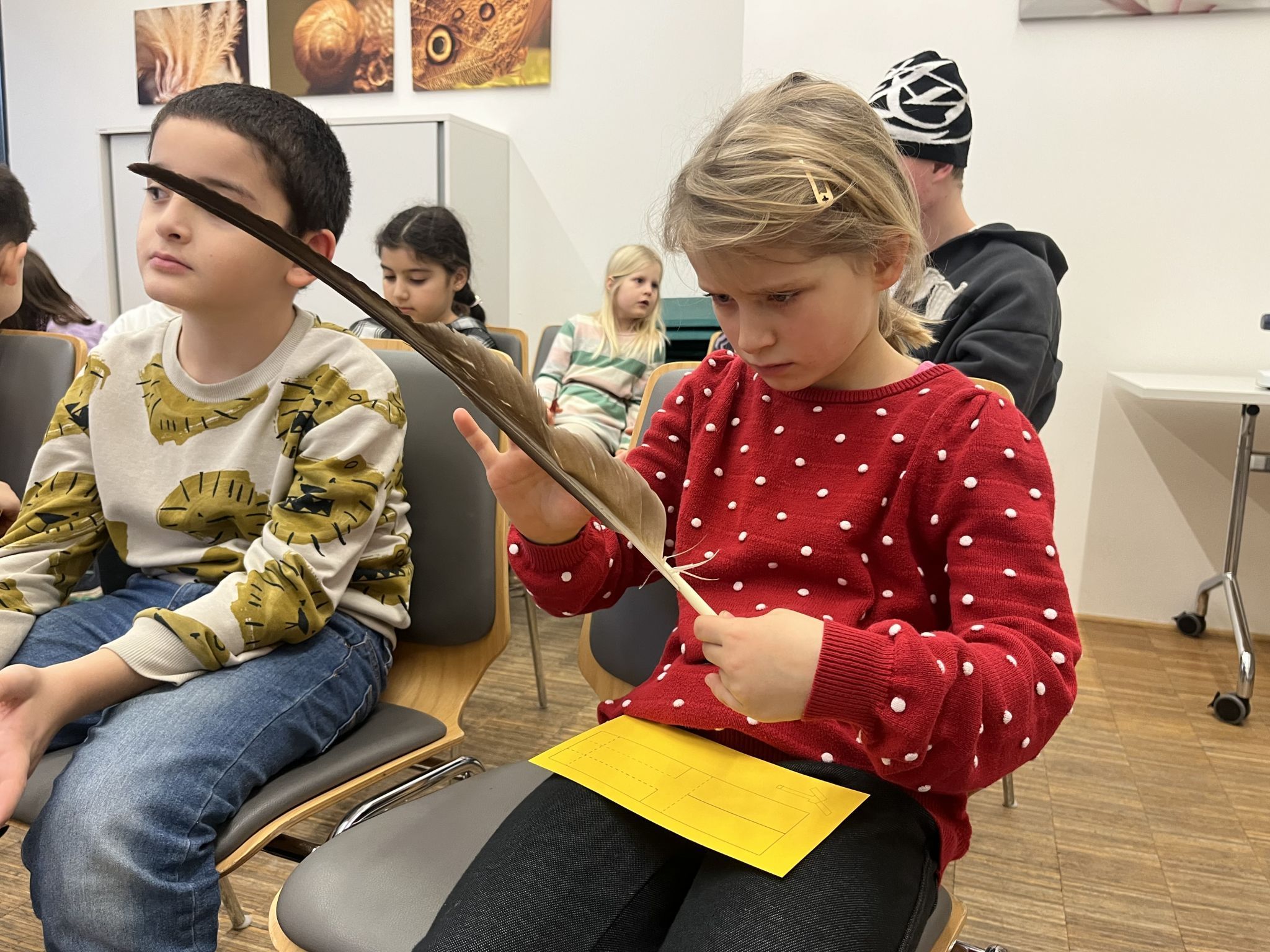 Mia schaute sich die Feder genau an. 