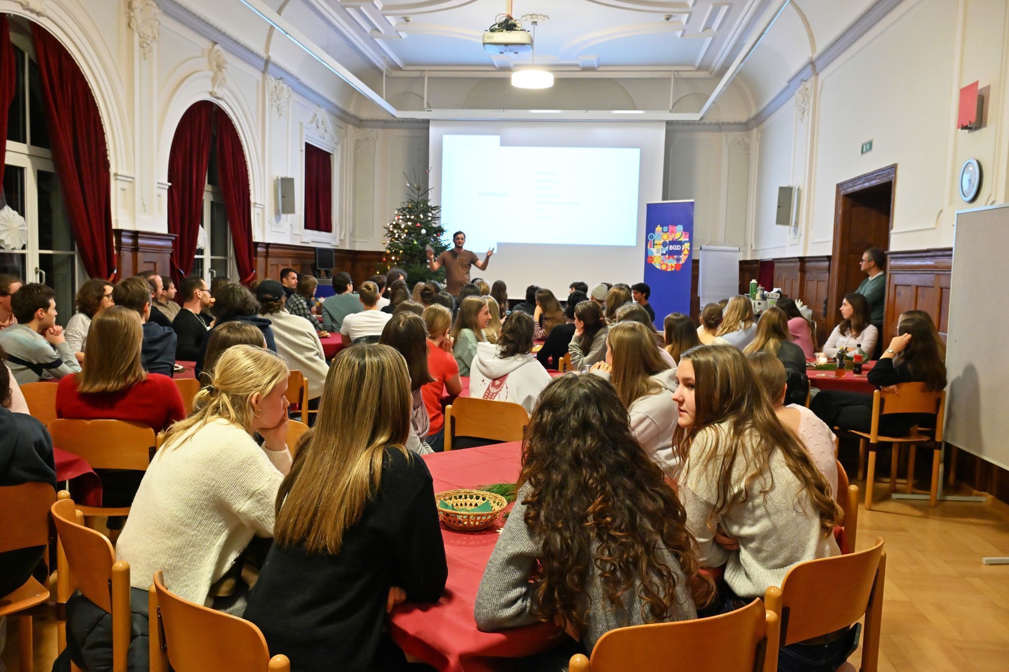 Rund 100 Teilnehmende hatten sich zum Alumni-Talk im Festsaal eingefunden.
