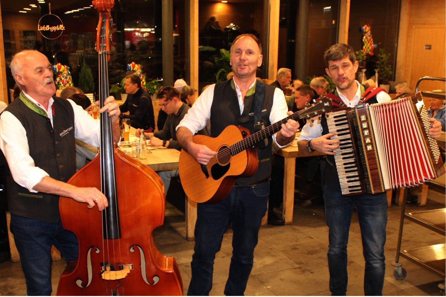 Die Bergspatzen – Klaus am Bass, Hans an der Gitarre und Wolfgang mit dem Akkordeon – sind in der Wintersaison wieder in Wise Feursteins Wälder Metzge in Warth „wie zuhause“. PETER STRAUSS