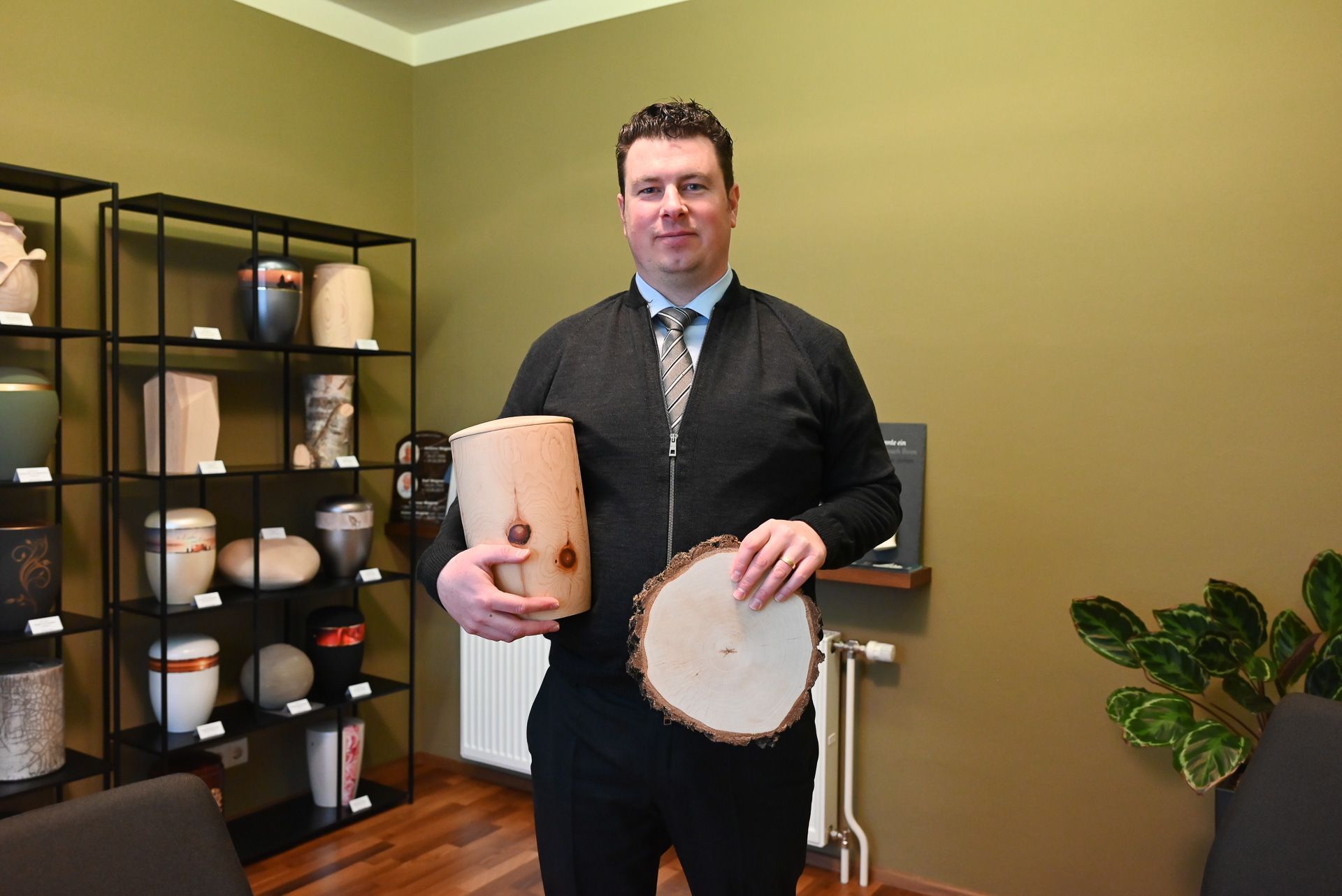 Daniel Dalmonek von Bestattung Reumiller ist auf die Naturbestattungen vorbereitet. Die Nachfrage ist im Moment groß.