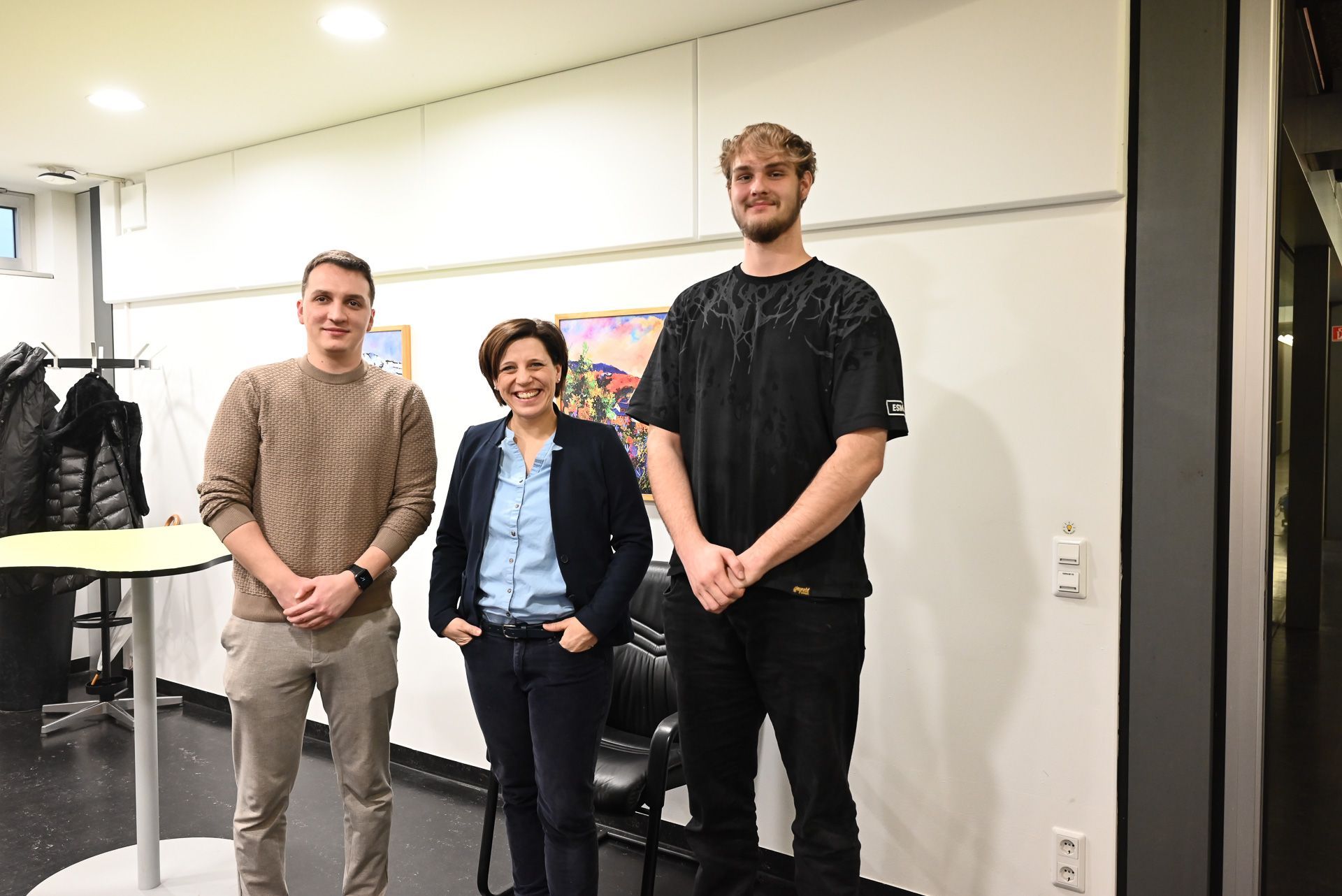 Gemeinderätin Eveline Mairer mit den beiden IT-Spezialisten Strahinja Tomic (links) und Adrian Feuerstein (rechts).