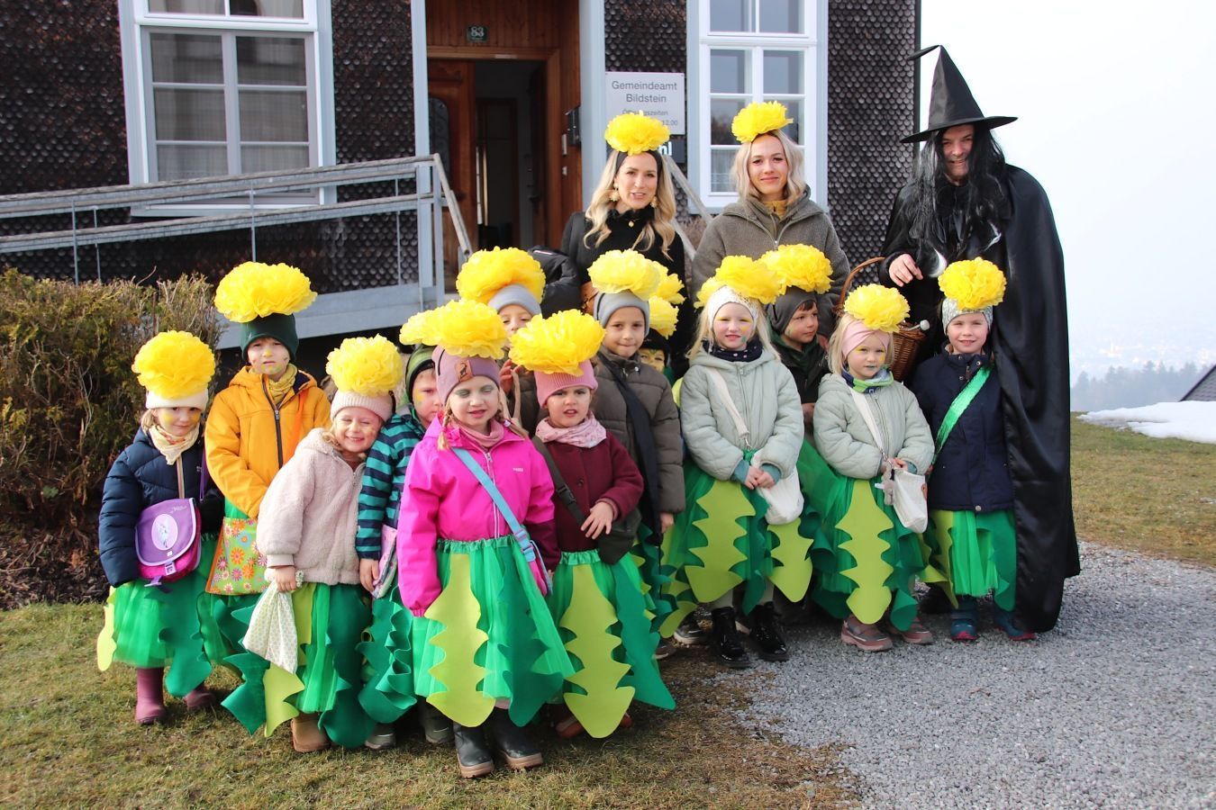 Farbenfroh präsentierten sich auch die Kindergartenkinder.