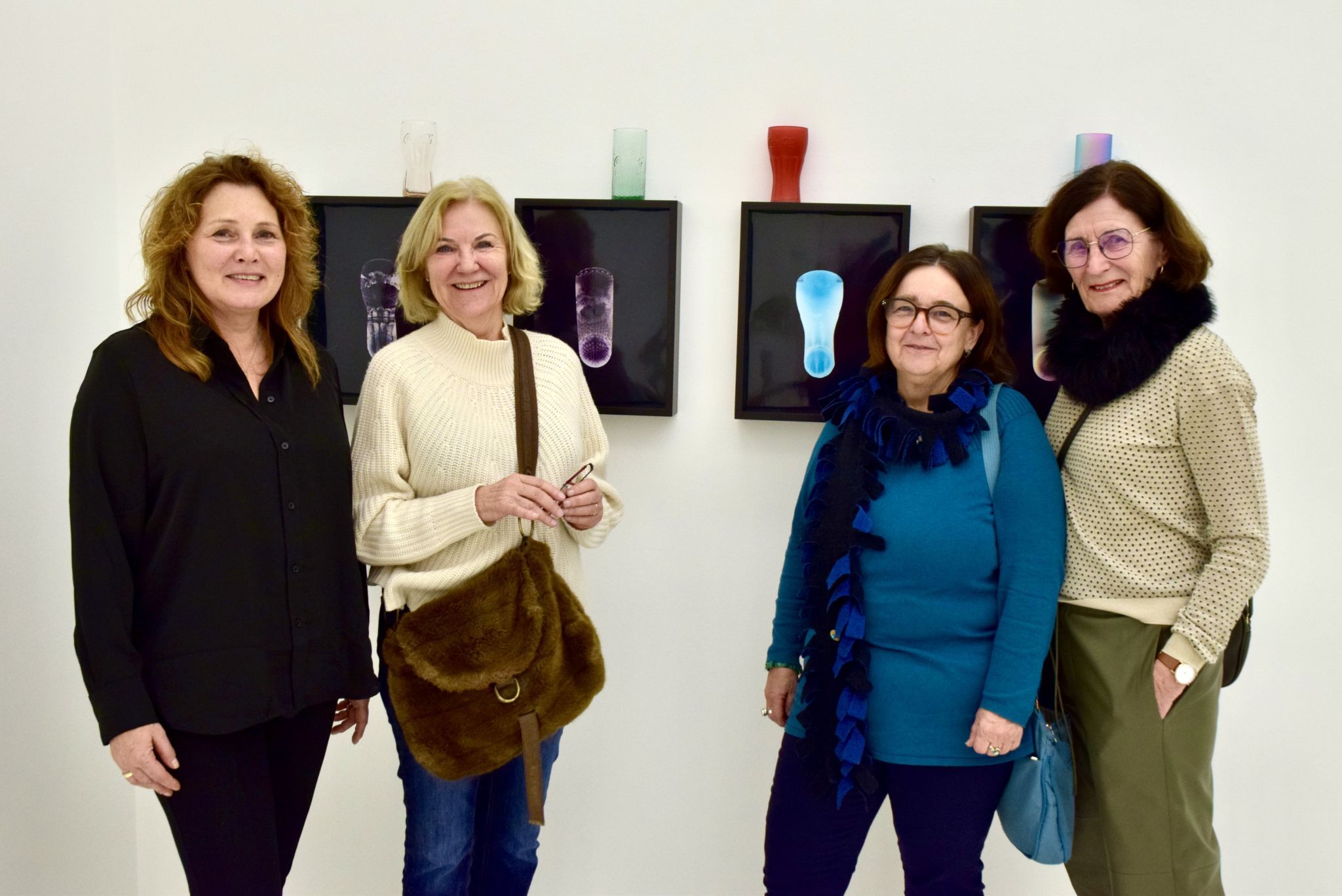 Andrea Bickel vom Künstlerischen Betriebsbüro allerArt Bludenz freute sich über großes Publikumsinteresse bei der Ausstellungseröffnung. Von links: Andrea Bickel, Rosa Sucher, Veronika Verzetnitsch und Verena Maier.