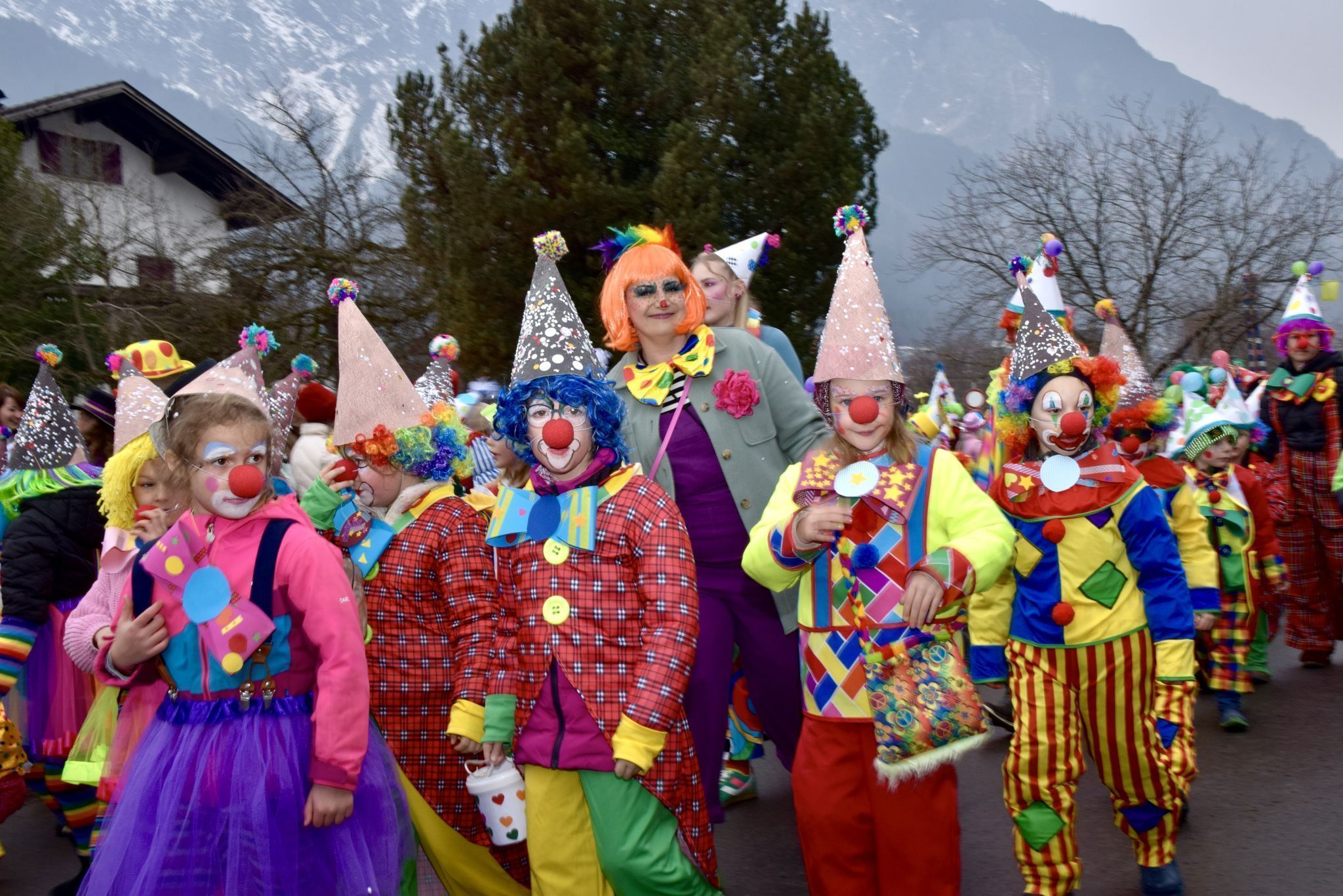 Der Bildungscampus Vandans leistete seinen Beitrag zu einem farbenfrohen Fasnatumzug.