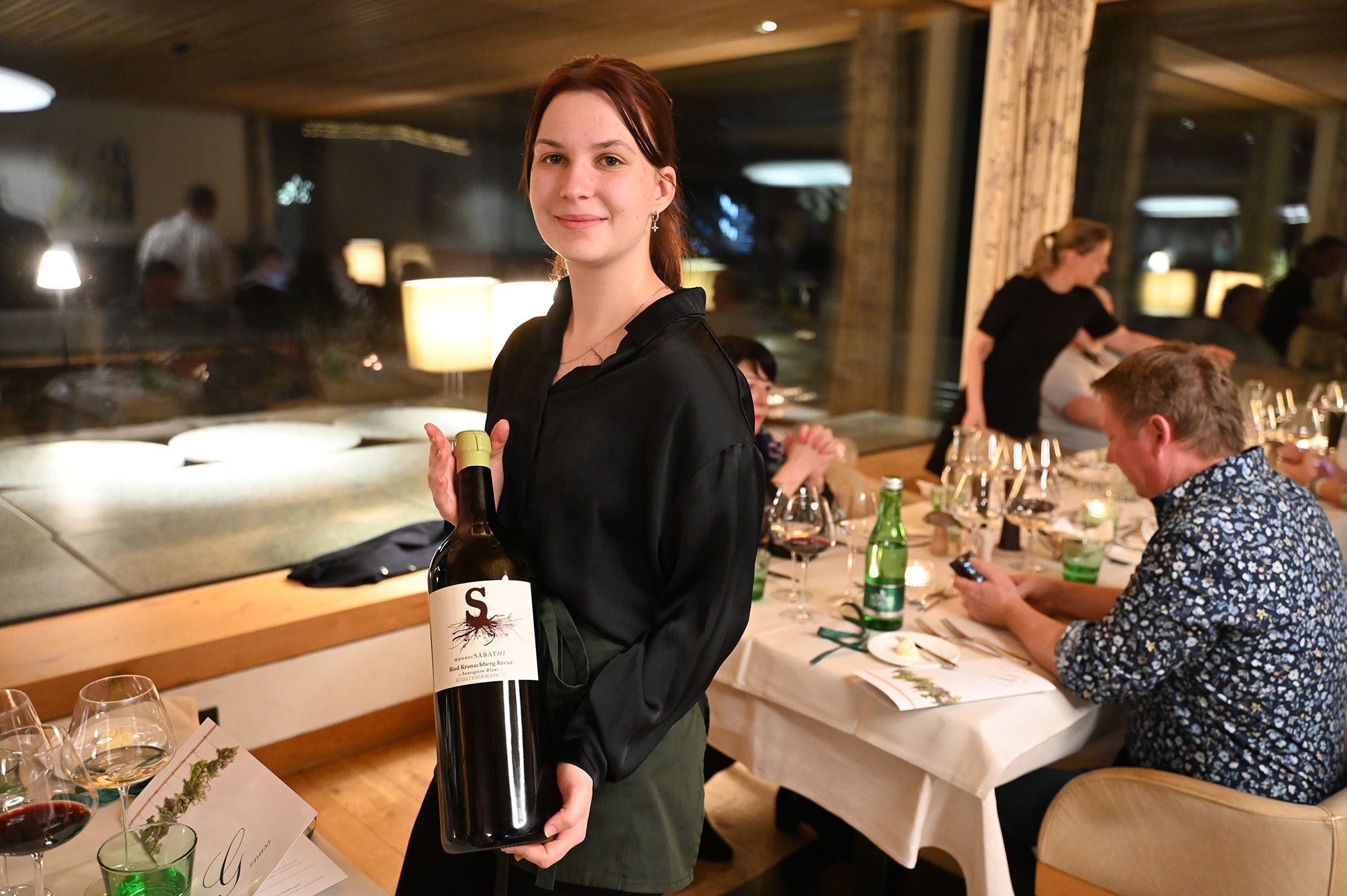 Chiara mit einer Magnumflasche Sabathi aus Gamlitz.