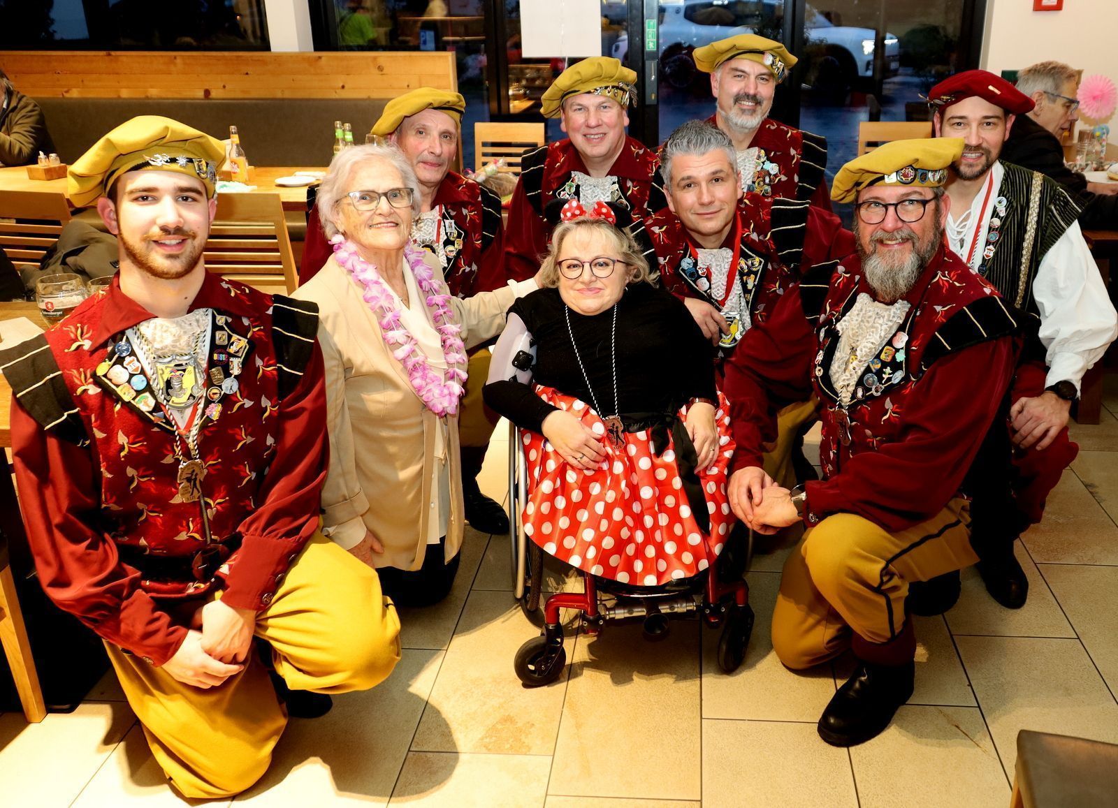 ÖZIV-Landesvorarlberg-Präsidentin Karin Stöckler mit ihrer Mutter und den Hörbranzer Raubrittern