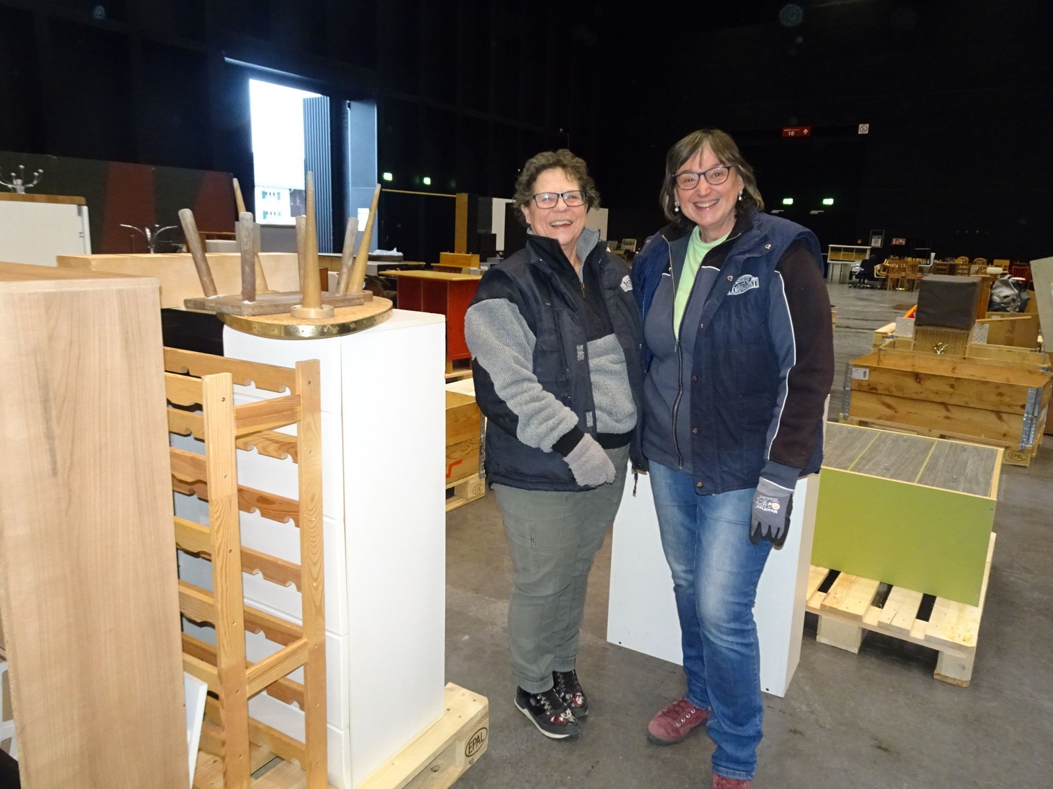 Hemma Kind und Monika Matt engagieren sich seit über 30 Jahren beim Flohmarkt - immer bei den Möbeln, das ist Ehrensache und liegt in den Familien-Genen. 