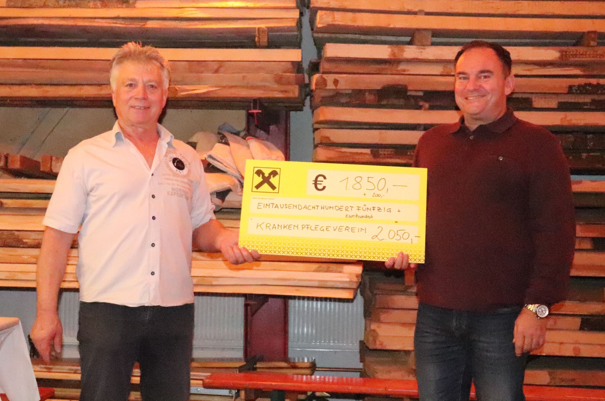 Spende statt Geschenke: Martin Steurer und KPV-Obmann Patrick Fink.