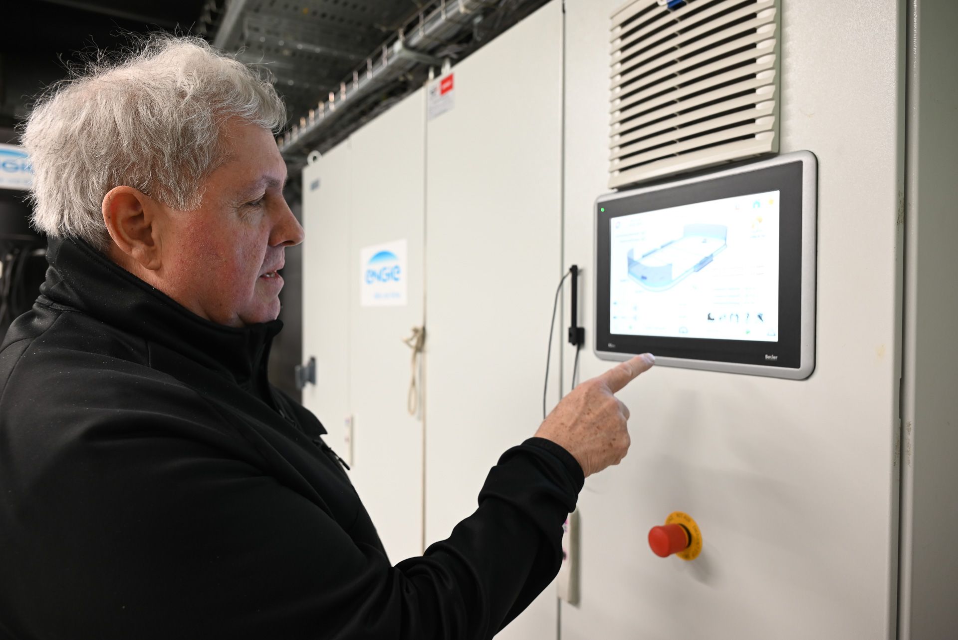 Im Keller der Eishalle zeigt er die hochmodernen Anlagen, die für die Eisherstellung notwendig sind. 