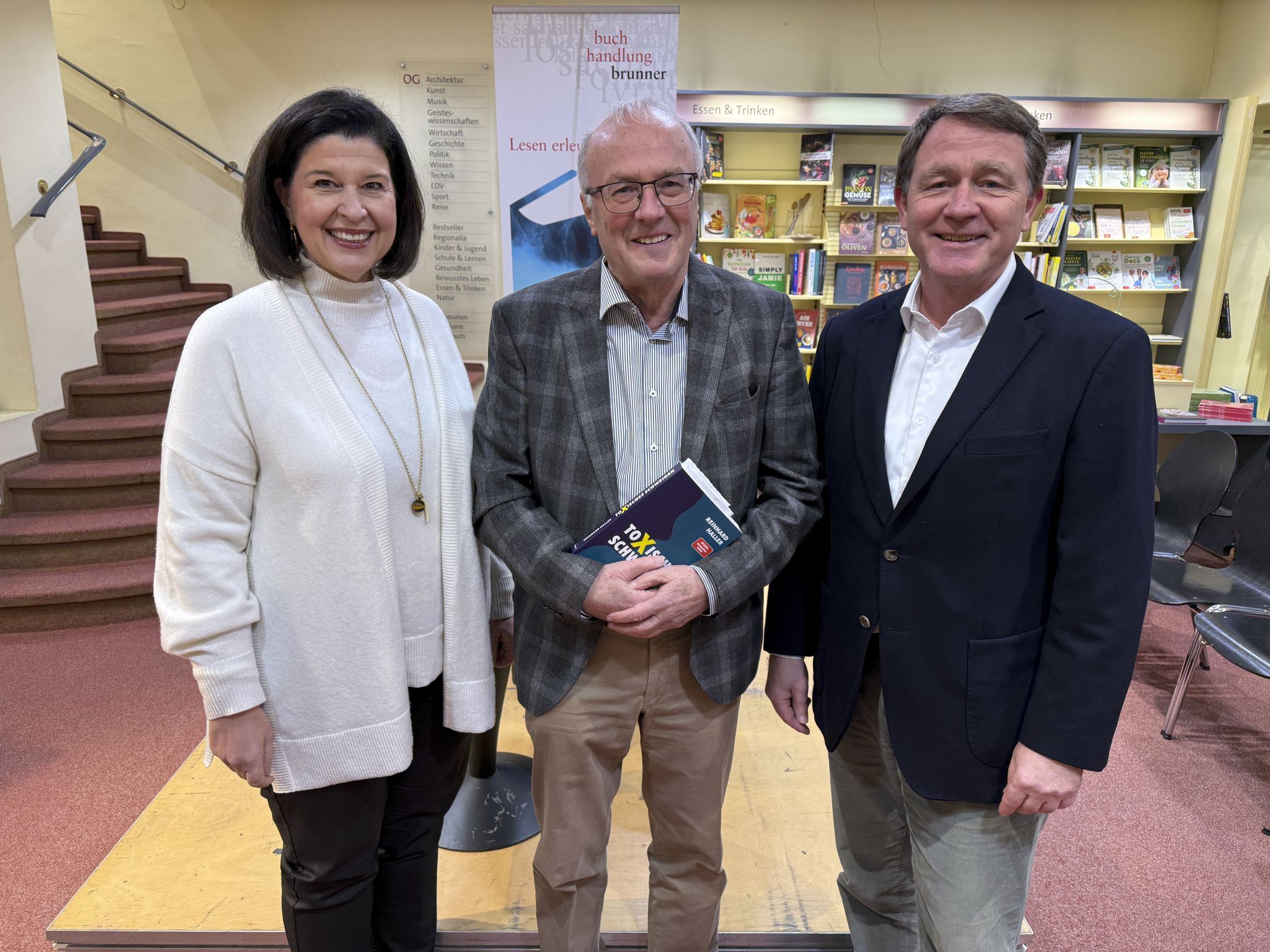 Autor Reinhard Haller (Mi) mit Verena Brunner-Loss und Patrick Loss bei der Präsentation des neuen Bestsellers