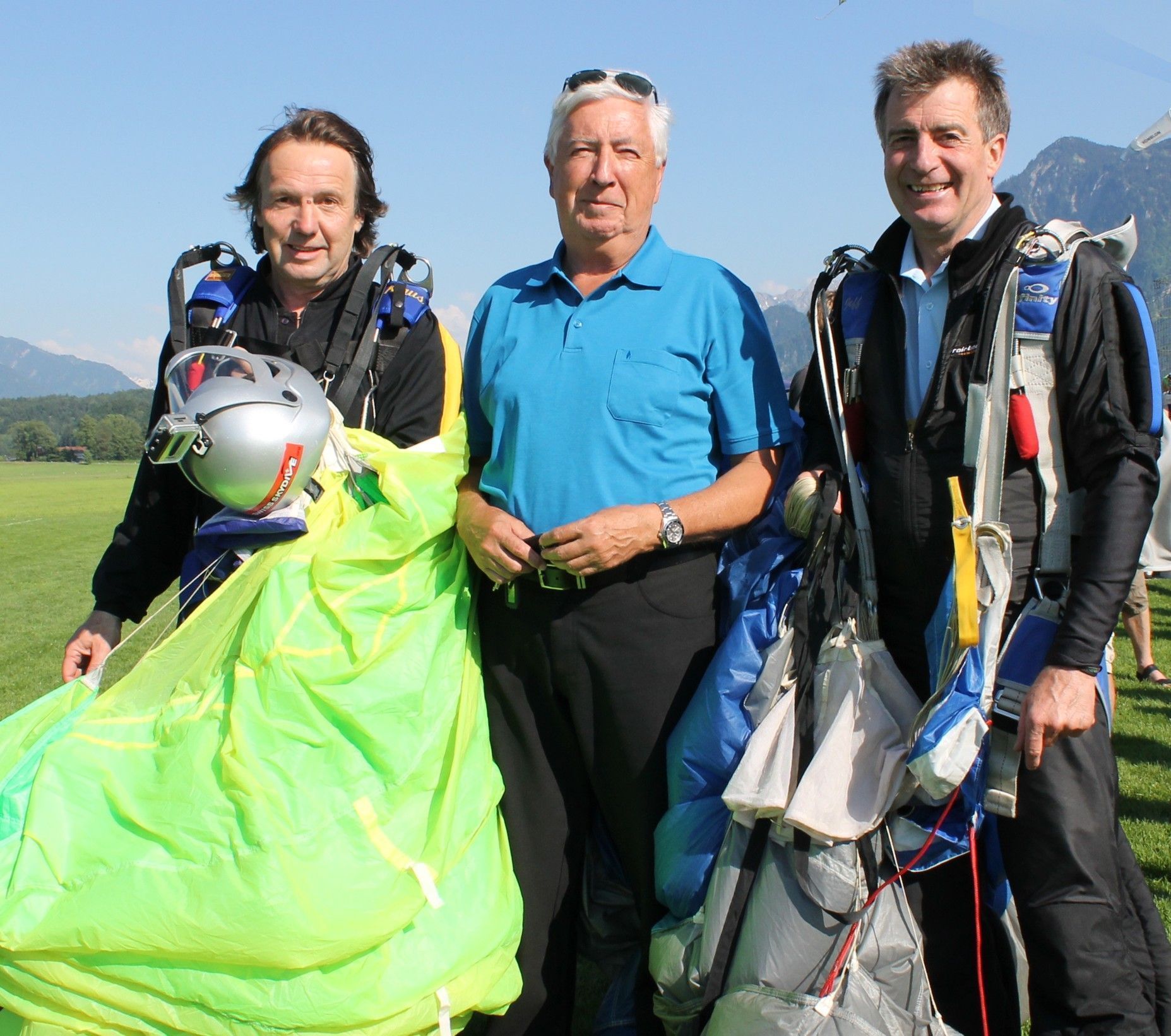 Mit seinem Freund Reinhard Flatz (re.) absolvierte Georg Fessler 2022 seinen - bislang - letzten Fallschirmsprung. Seine Lizenz ist noch gültig