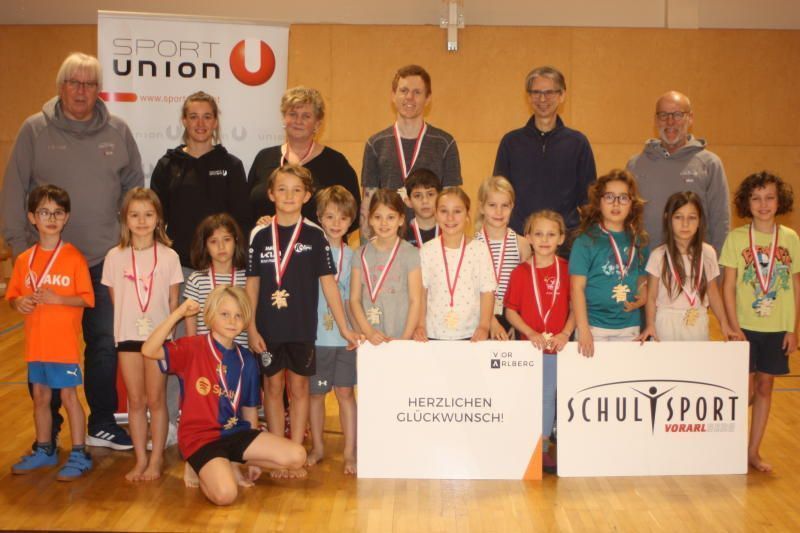 Strahlende Kinderaugen nach dem Sieg: VS Röthis mit Projektleiterin Nike Jordan, Christoph Neyer, Alexander Kappaurer (Marke V), Conny Berchtold und den Protagonisten.