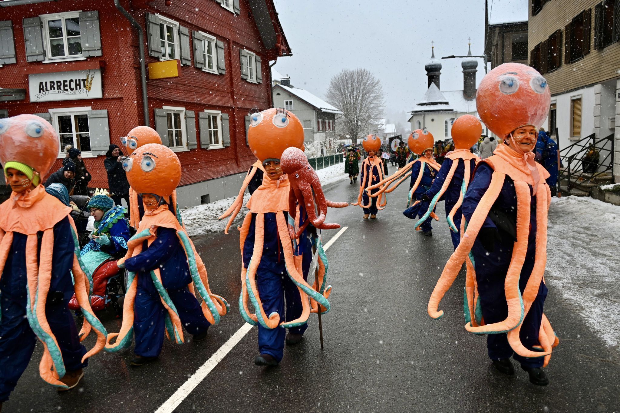 Farbenprächtige Gruppen zogen durch Dalaas.
