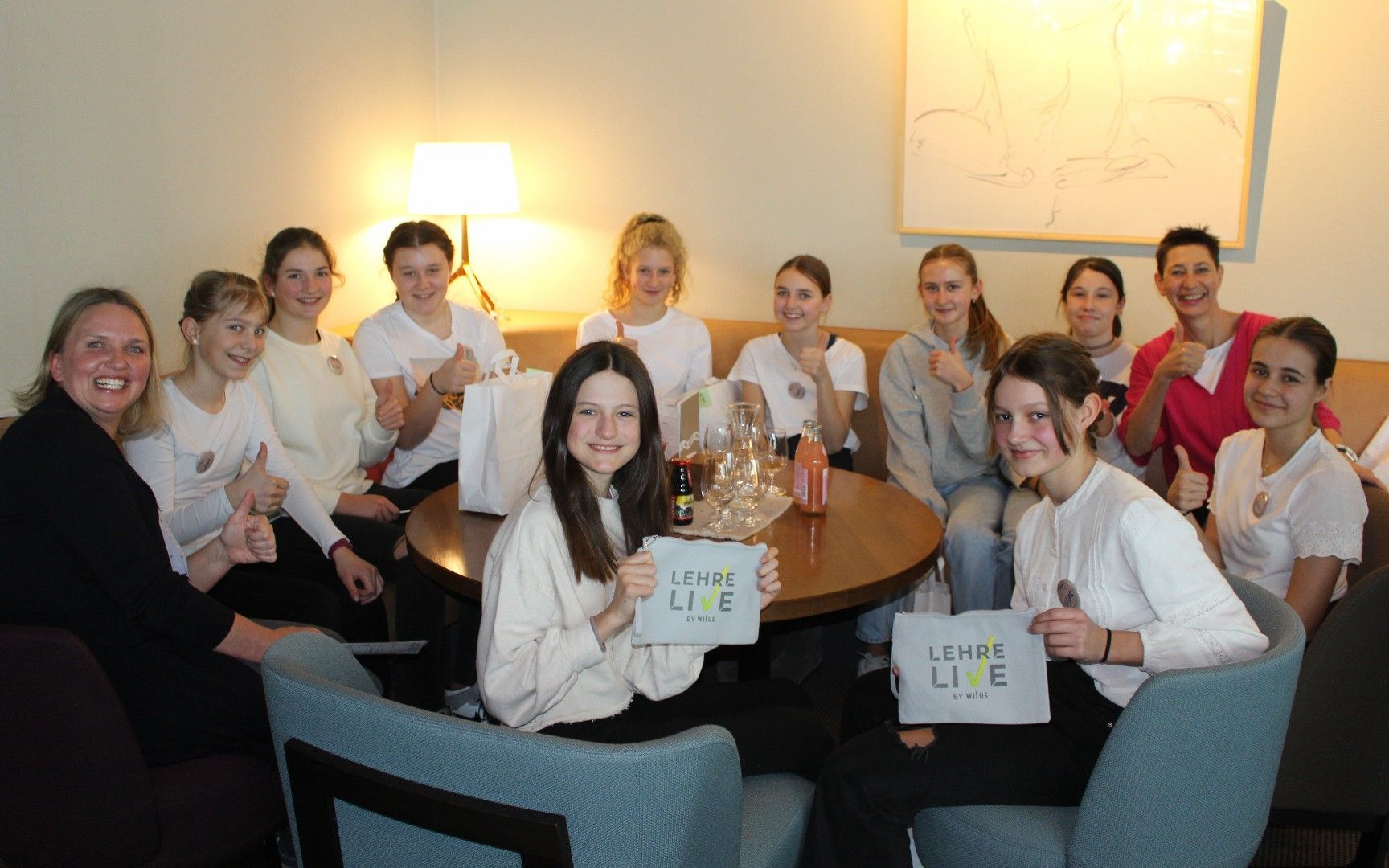 Gemeinsam bieten die Witus-Mitgliedsbetriebe eine große Vielfalt von Chancen für Karriere mit Lehre an. Im Tourismus etwa in Top-Hotels (im Bild eine „Lehre-live-Gesprächsrunde“ im Gesundhotel wie Bad Reuthe).   