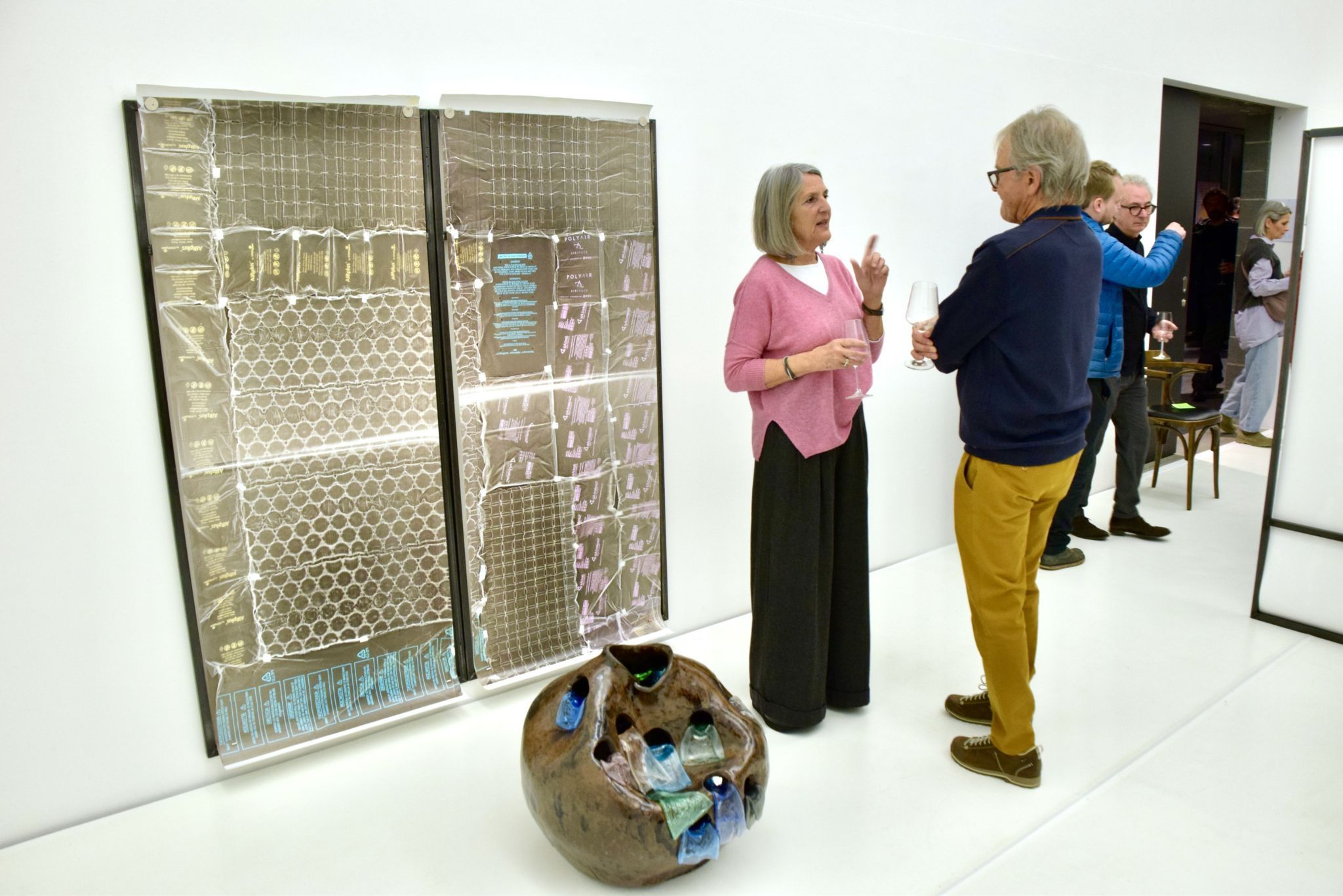 Die Kunstwerke im Kunstraum Remise regten zum Nachdenken und Diskutieren an.