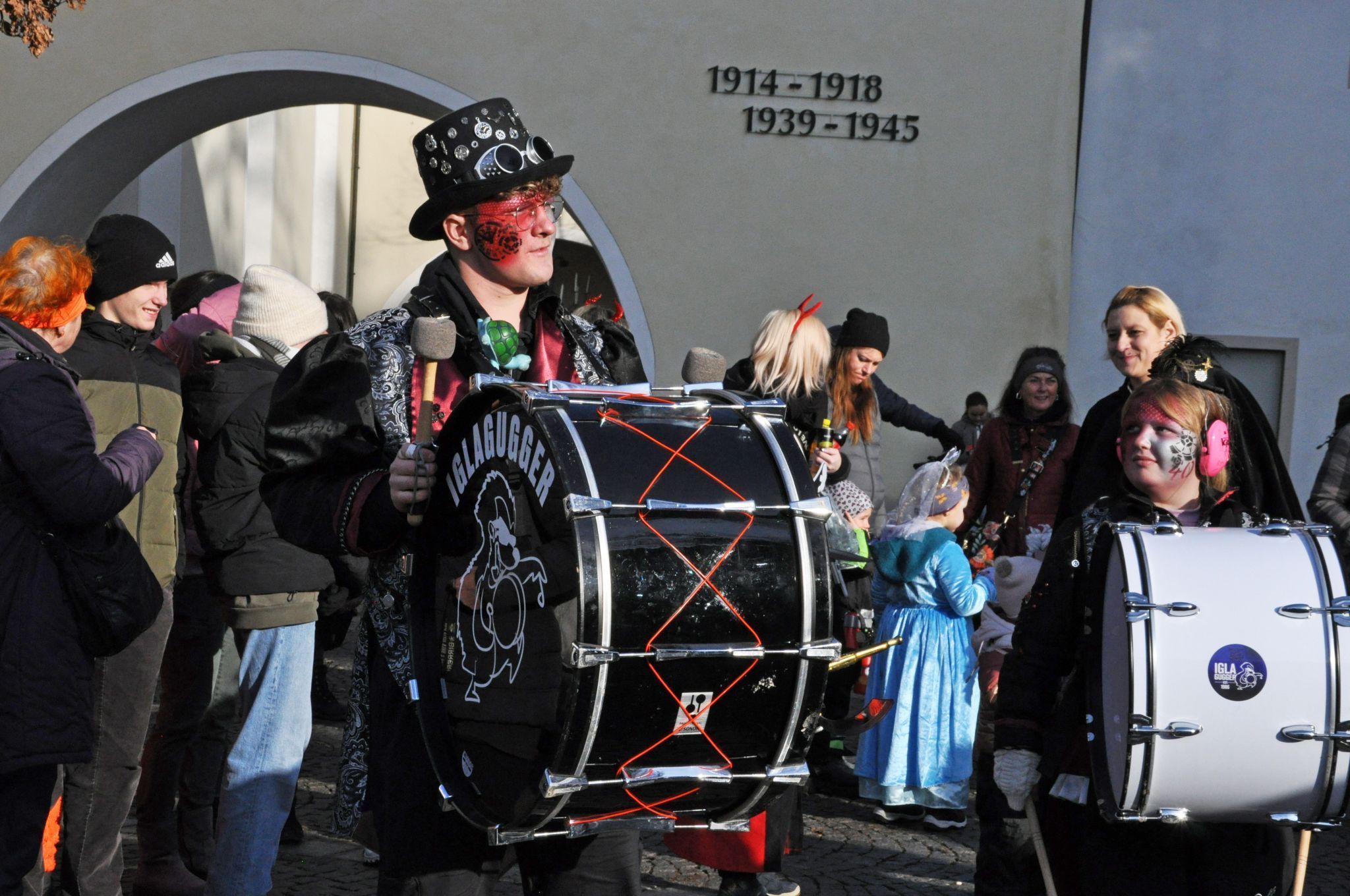 Zu Beginn der Platzkonzerte lag der Schlossplatz noch in der Sonne.