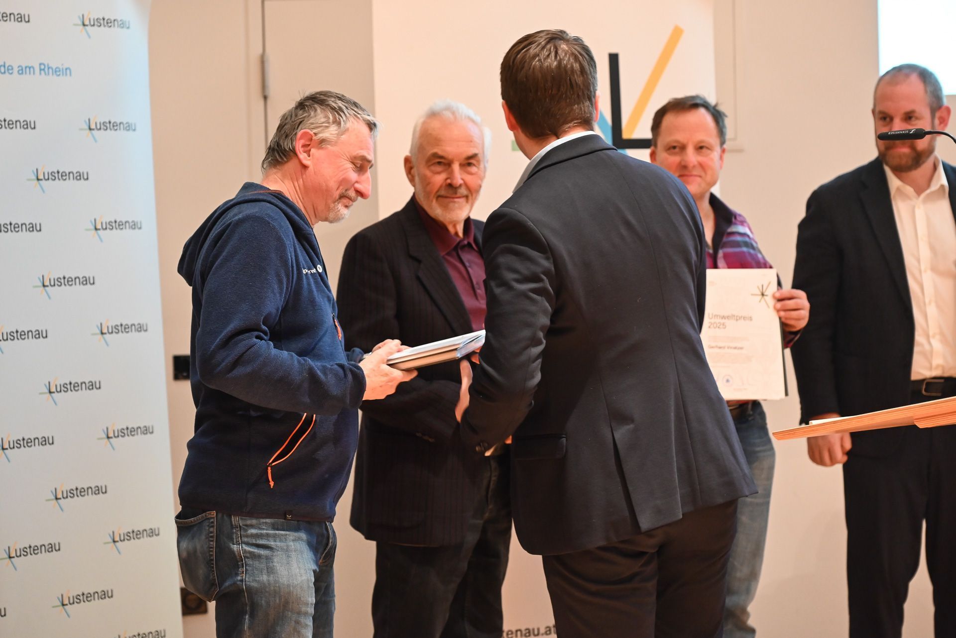 Bürgermeister Patrick Wiedl, Umweltgemeinderat Simon Vetter und Rudi Alge gratulierten den Preisträgern. 