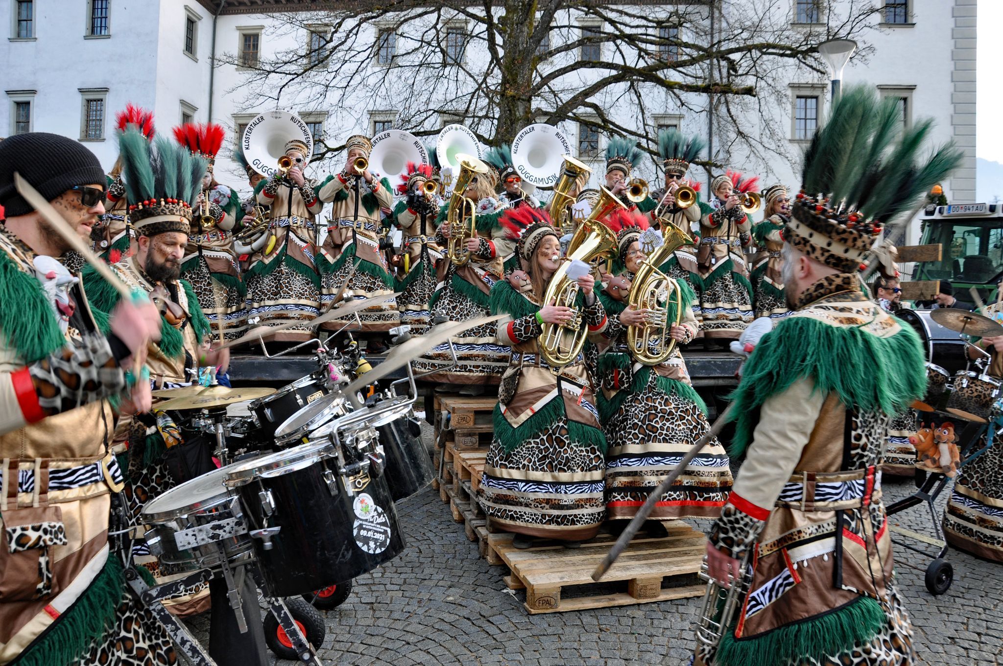 Guggenmusiken aus vier Ländern waren beim Monsterkonzert dabei.