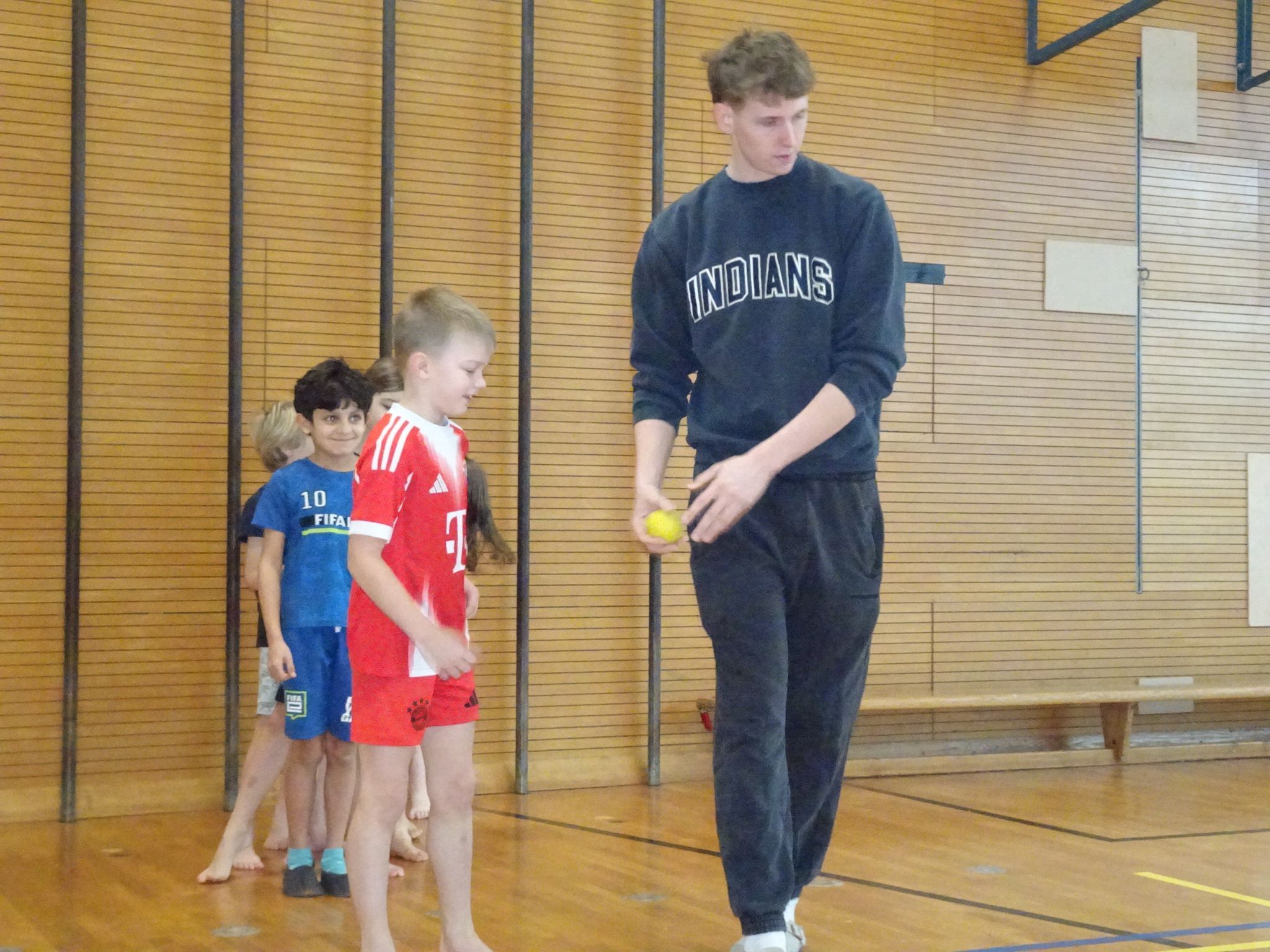 Moritz Riedmann erklärte den Kindern den Ablauf. 