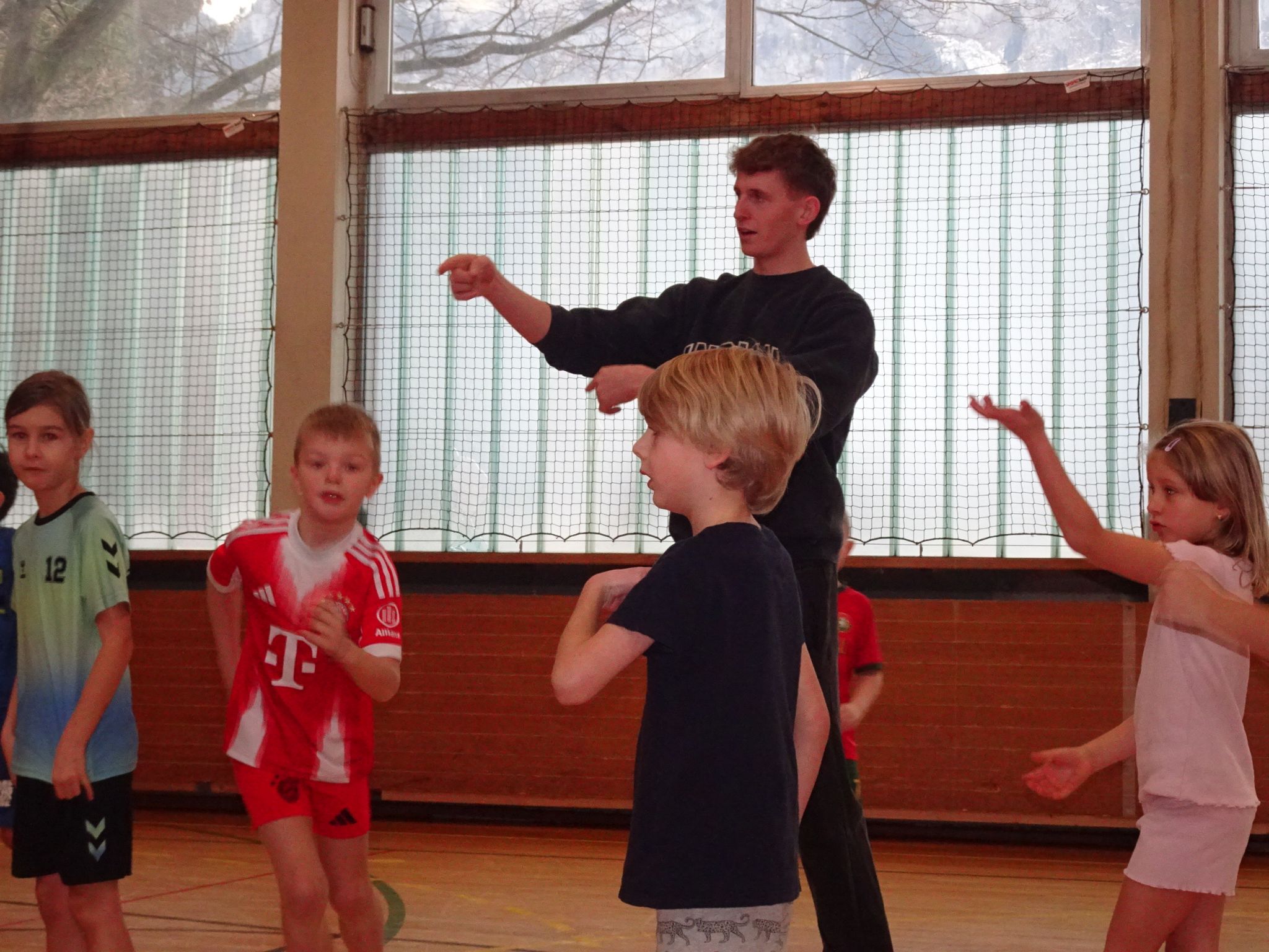 Spielerisch brachte Moritz Riedmann den Kindern den Sport näher. 