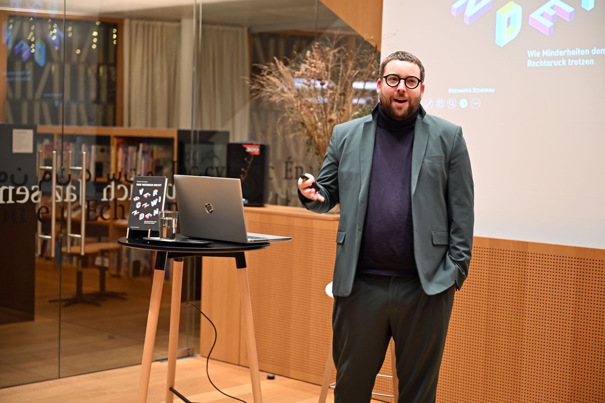 „Wir werden nicht verschwinden: Wie Minderheiten dem Rechtsruck trotzen“ heißt Michael Hunklingers zweites Buch.