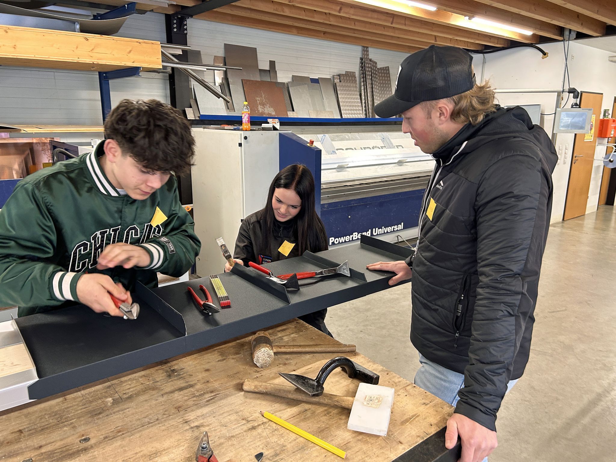 Die Bejos-Mitarbeiter unterstützten die Schüler bei den praktischen Übungen.