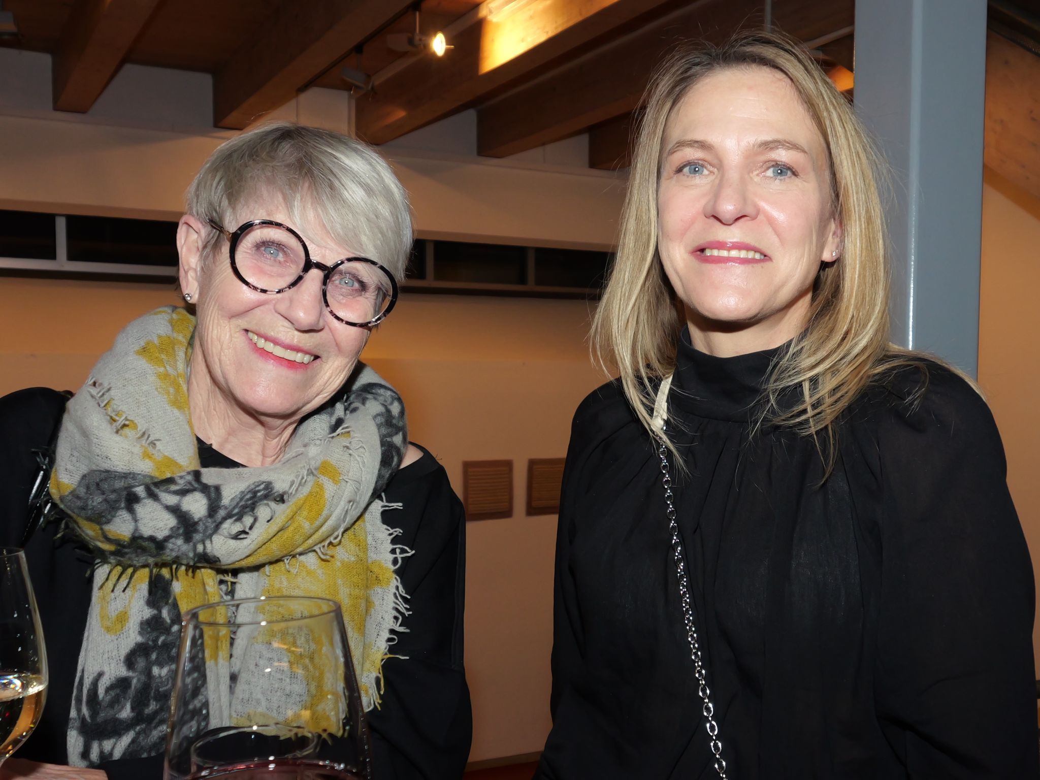 Elfi und Eva Altendorfer ließen sich von der Improvisationskunst begeistern.