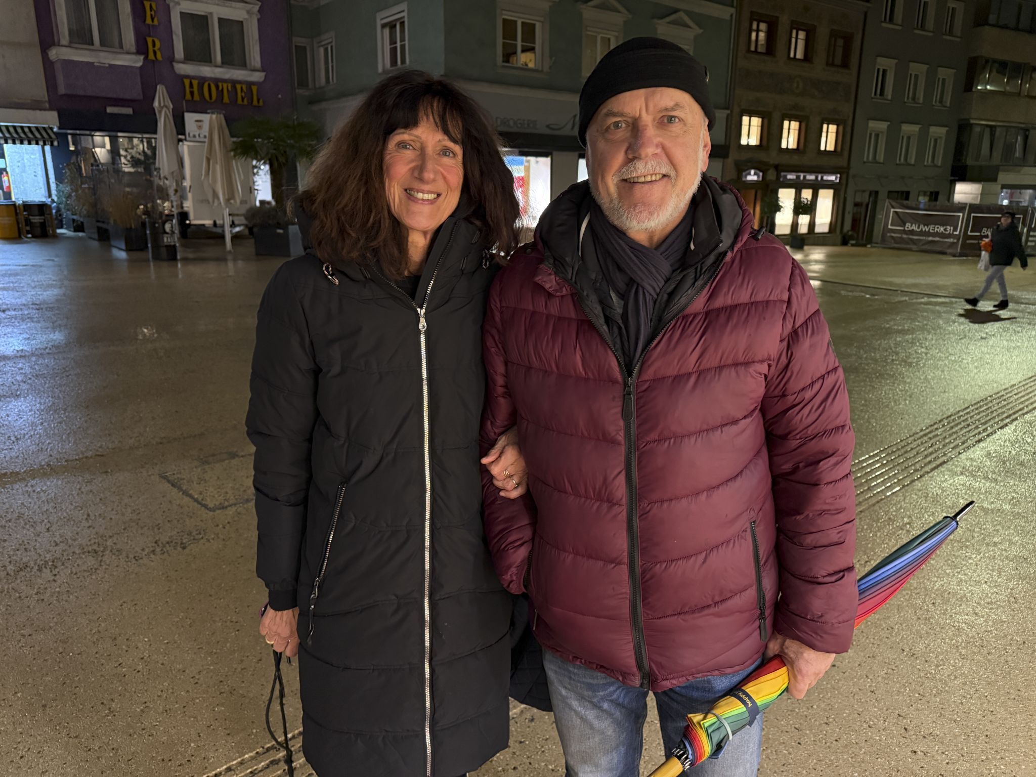 Ursula und Anton Weber warteten geduldig vor der Buchhandlung