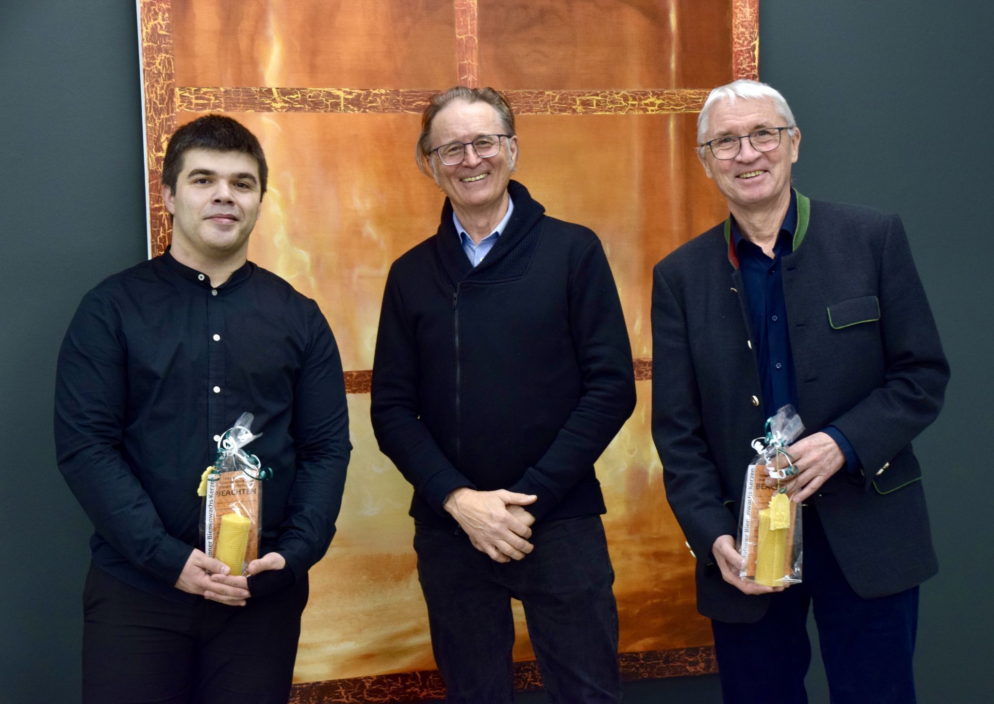 Der künstlerische Leiter des Kunstforum Montafon, Roland Haas (M.), gratulierte dem Akkordeonisten Ghenadie Rotari (l.) zum Konzerterfolg. Markus Felbermayer (Musikfestival 