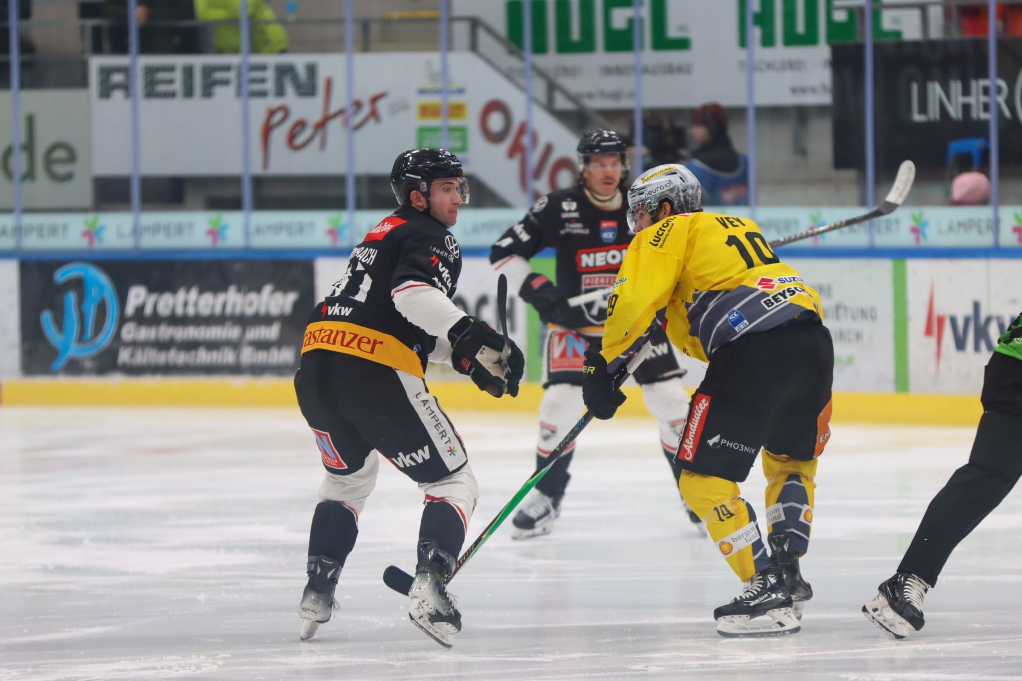 Casey Dornbach gläntze mit drei Vorlagen.
