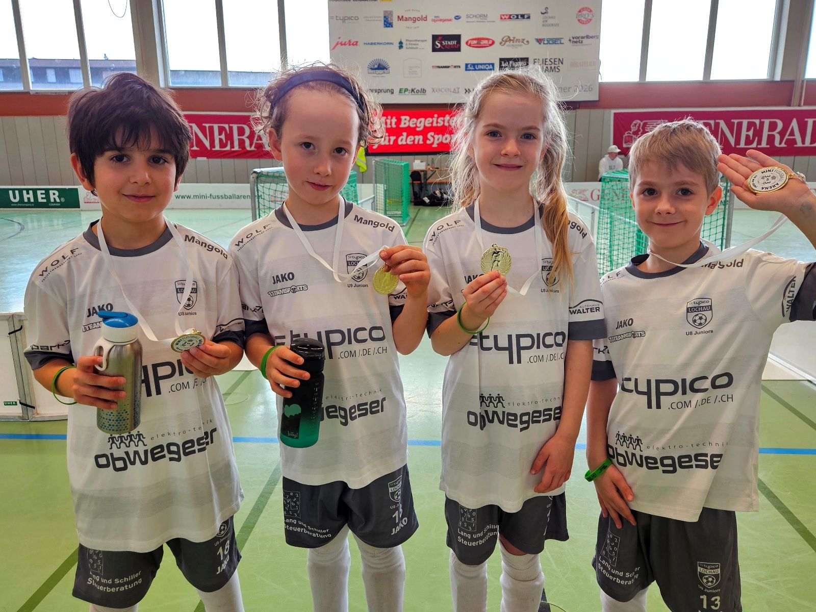 Die U7, U8, U9 und U10 Teams freuten sich auch ohne ofizielle Wertung“ über ihre tollen Medaillen. 