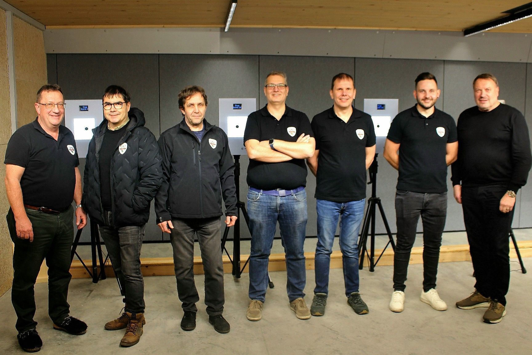 Pistole-Sportleiter Walter Hagen und Oberschützenmeister Heinz Hagen zogen mit den erfolgreichen Pistolenschützen der Schützengilde Lustenau im neuen Schützenhaus Bilanz über ein denkwürdiges Jahr.