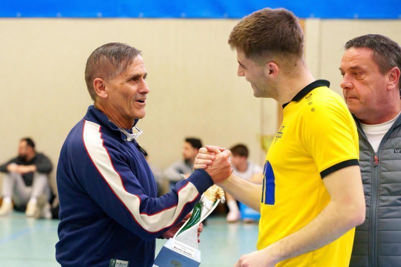 VN Sportchef Christian Adam gratuliert Alessandro Petrovic zur Auszeichnung bester Spieler.