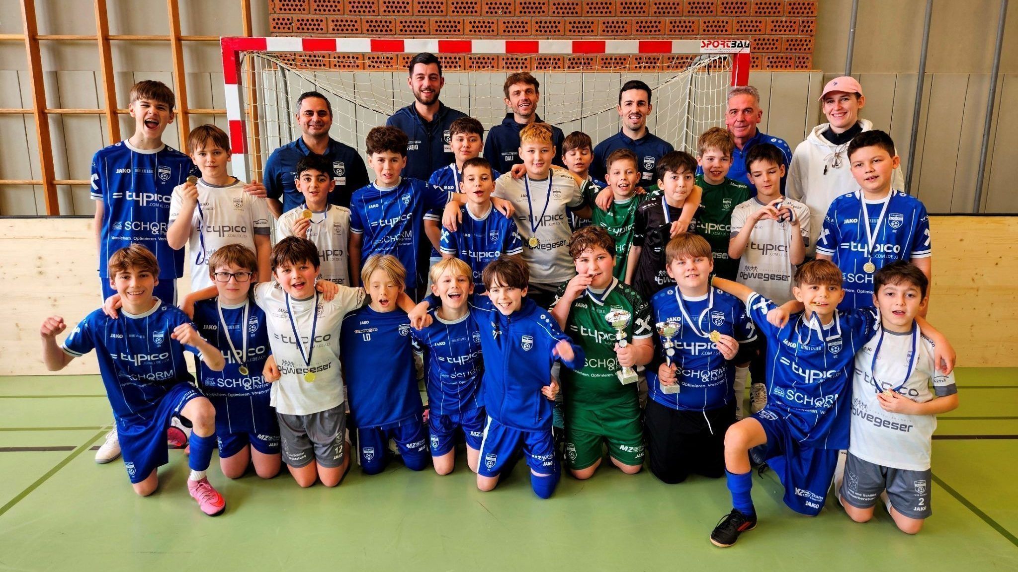 Auch für die Lochauer Fußballjugend ist das alljährliche „Raiffeisen-Nachwuchs-Hallenturnier“ ein besonderes Highlight: Im Bild der U12 Nachwuchs mit den Trainern Gerhard Galun und Stefanie Jelinek sowie den Mitgliedern des Organisationskomitees mit Aydin Akdeniz, Fabio Feldkircher, Dalibor Marinovic und Robin Lhotzky.