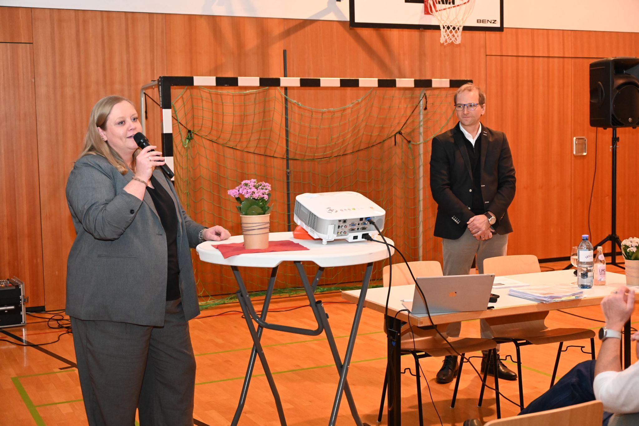 Wiebke Meyer stellte den Referenten Gernot Memmer vor.