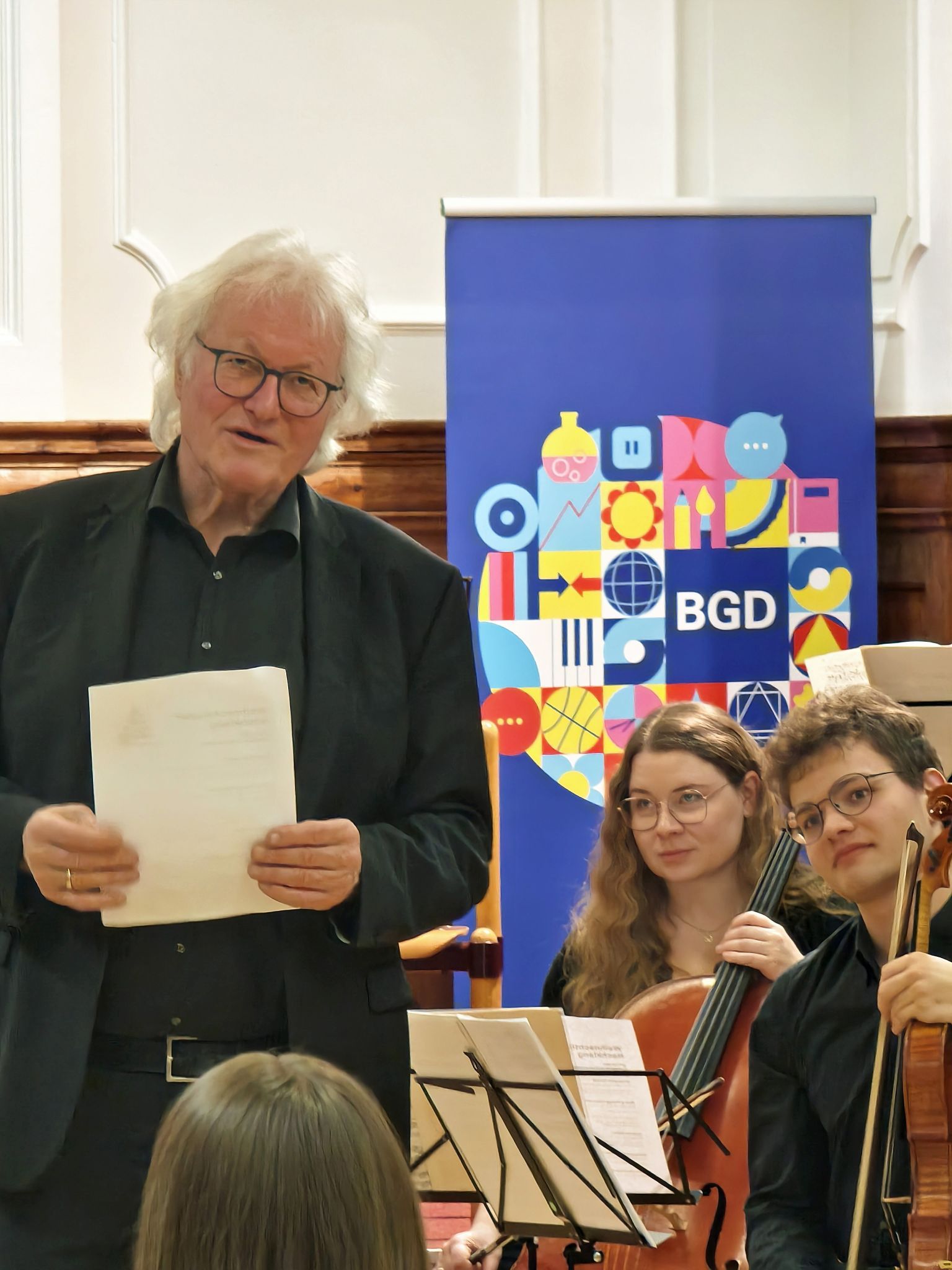 Guntram Simma, Gründer des Collegium Instrumentale und langjähriger musikalischer Gestalter in Dornbirn, leitete das Ensemble durch das abwechslungsreiche Programm.