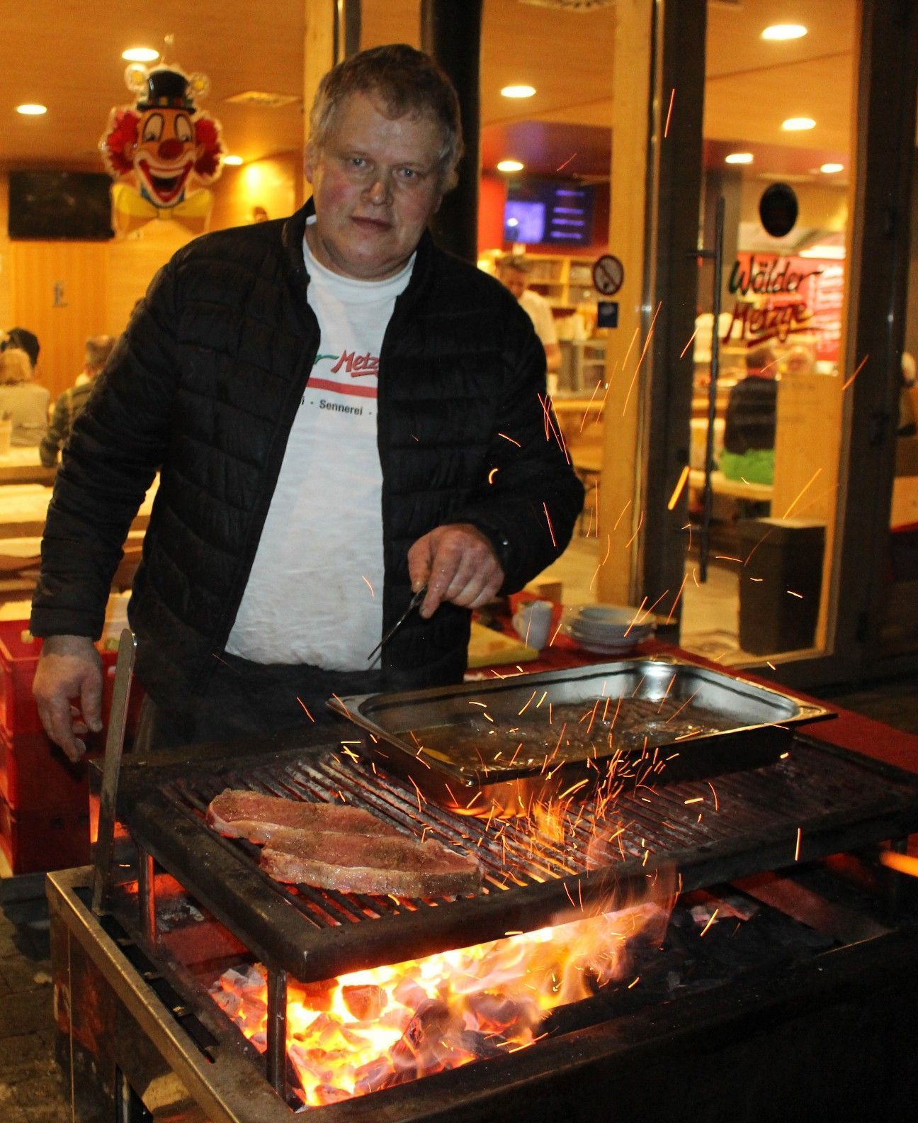 Hirschsteak vom Grill – eine Spezialität bei Wises „Hüttenabend mit Bergspatzen-Musik“.