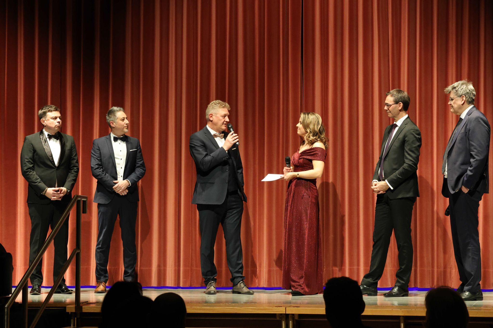 WiW-Vorstandsmitglieder Sandro Preite, Lukas Praxmarer, Bgm. Michael Hartmann, Moderatorin Christiane Schwald-Pösel, LH Markus wallner und WKV-Spartenobmann Bernhard Feigl.